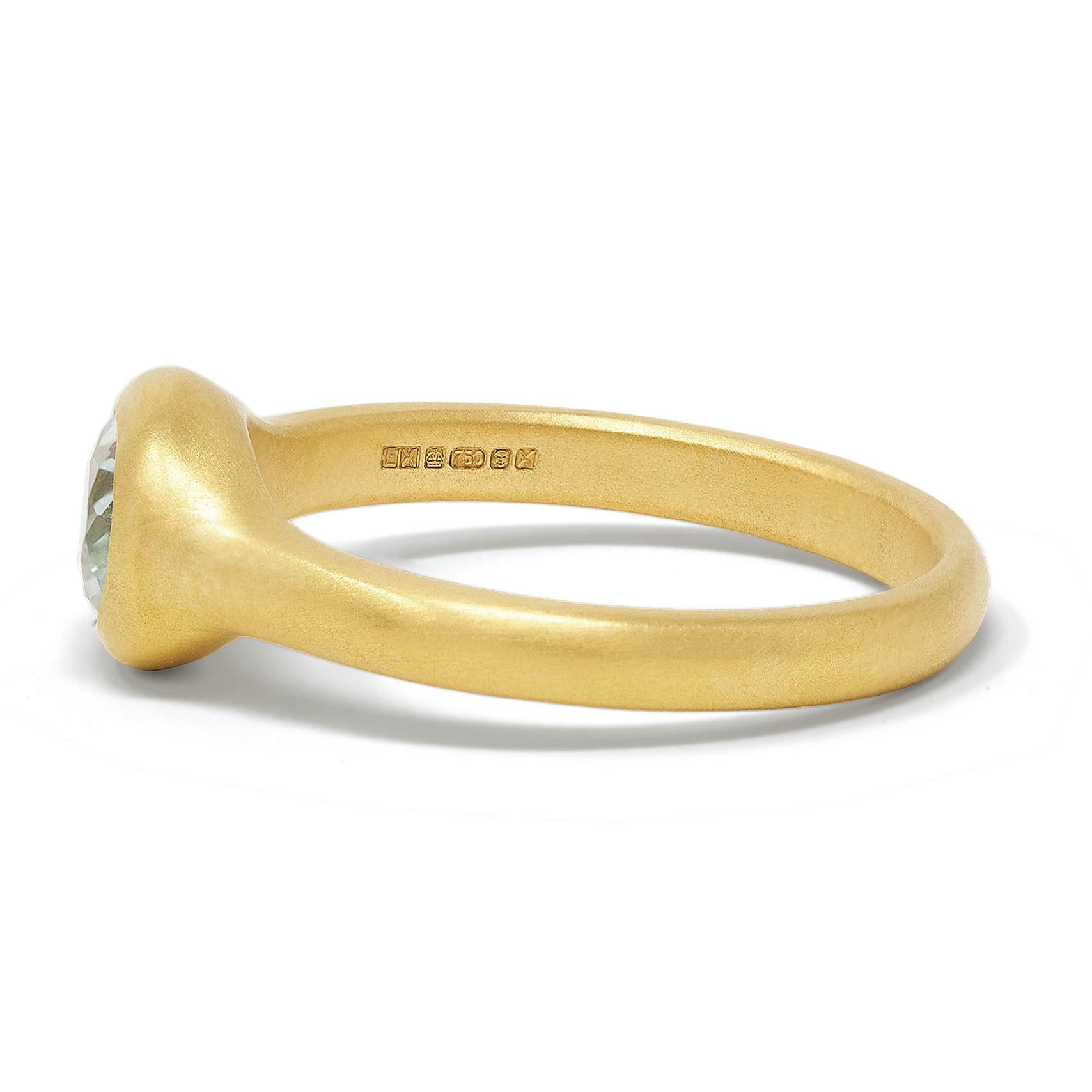 En vente :  Bague empilable minimaliste en or jaune mat 18 carats avec aigue-marine de taille ovale 1,32 carat 2