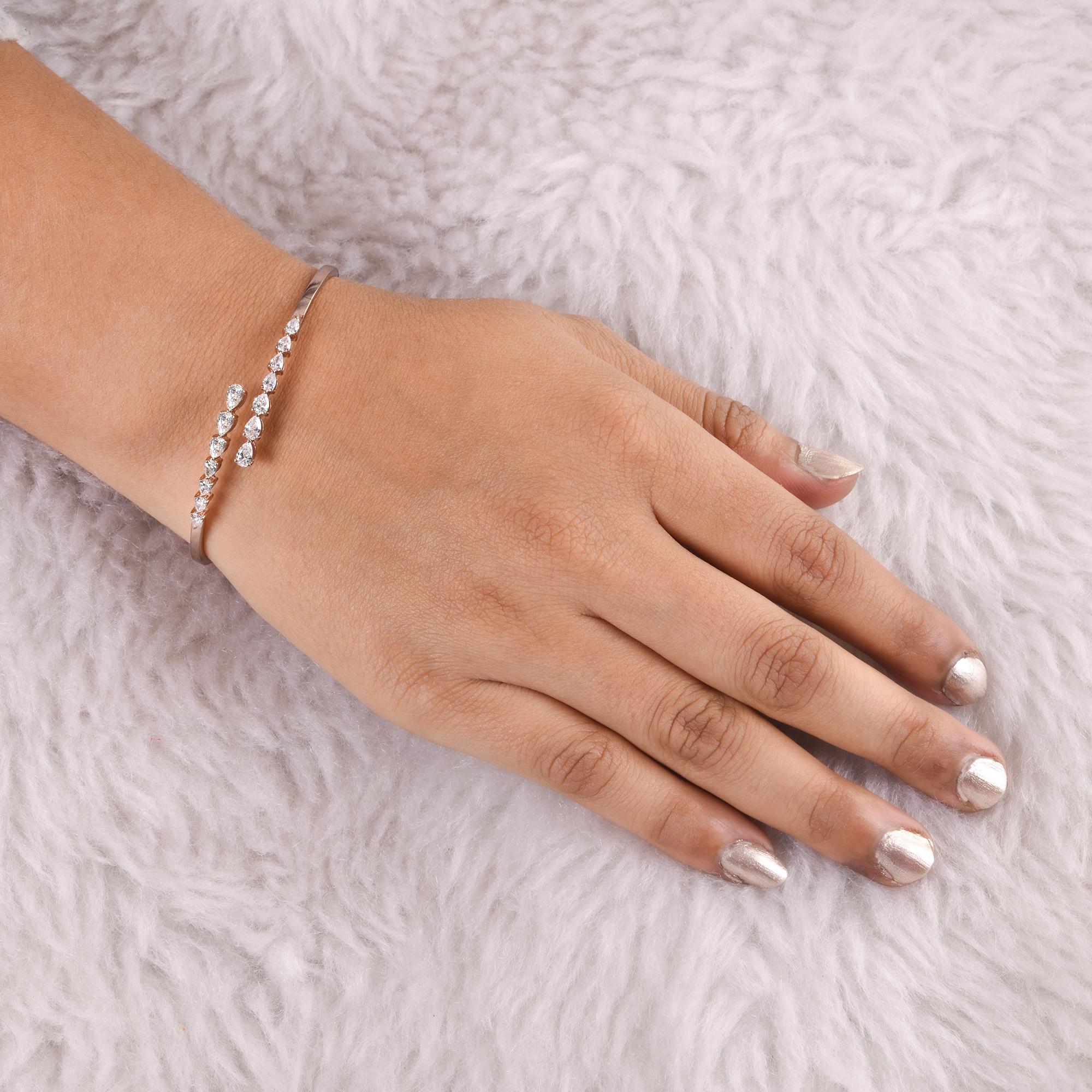 1.32Ct SI/H natürlicher Diamant offener Crossover Manschettenarmband für Frau 14k Weißgold
Dieses exquisite Kropfband ist aus hochwertigem 14-karätigem Weißgold gefertigt und bietet eine glatte, polierte Oberfläche, die den Glanz der Diamanten noch