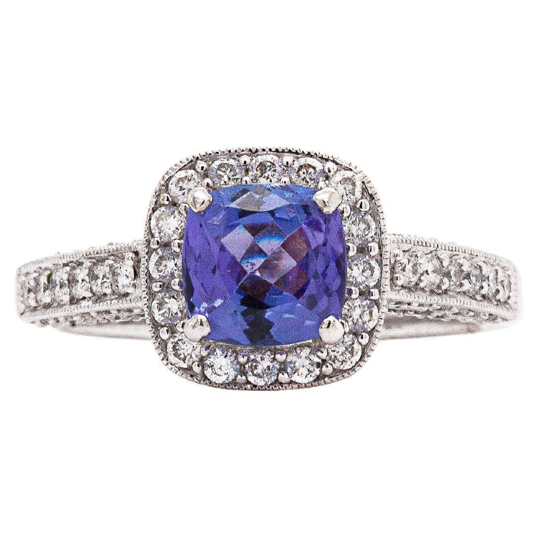 Bague de fiançailles halo en or blanc 18 carats avec tanzanite et diamants 1,32 carat en vente