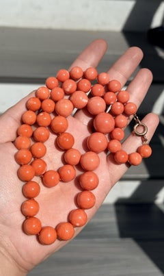132 g Halskette aus natürlicher Momo-Koralle, 16,8–10 mm große, in der Größe abgestufte runde Perlen, Verschluss aus 14-karätigem Gold