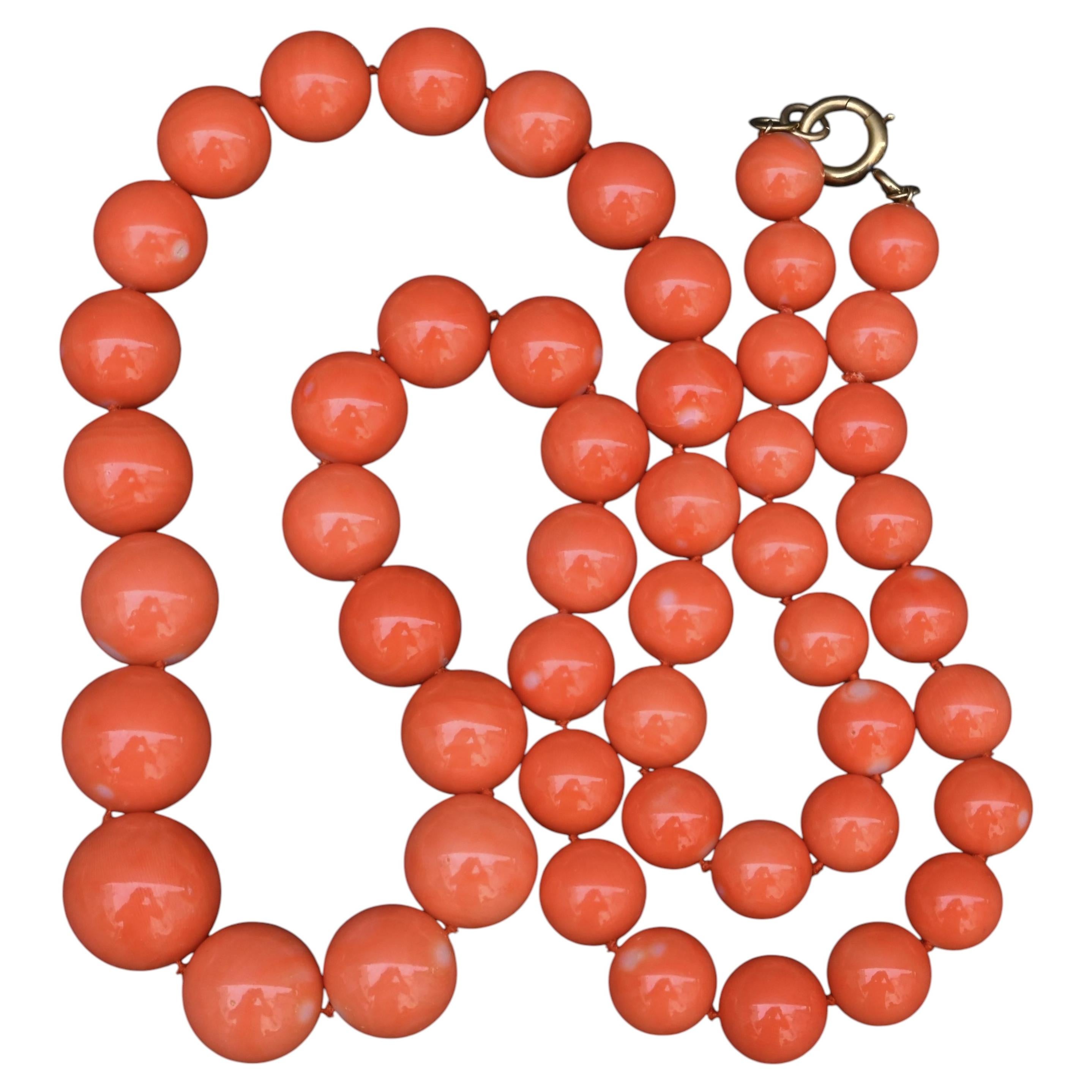 Collana in corallo Momo naturale da 132 g con perline rotonde graduate da 16,8-10 mm e chiusura in oro 14 carati