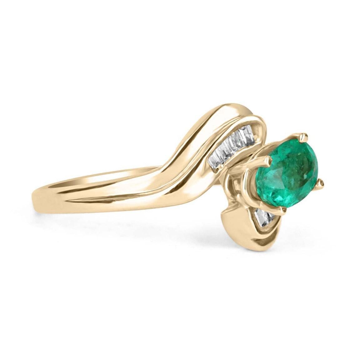 Ausgestellt ist ein außergewöhnlicher Smaragd- und Diamantring aus Kolumbien. In der Mitte dieses wunderschönen Rings befindet sich ein ovaler Smaragd von feiner Qualität. Die sattgrüne Farbe und der lebhafte Glanz des Smaragds sind wichtige