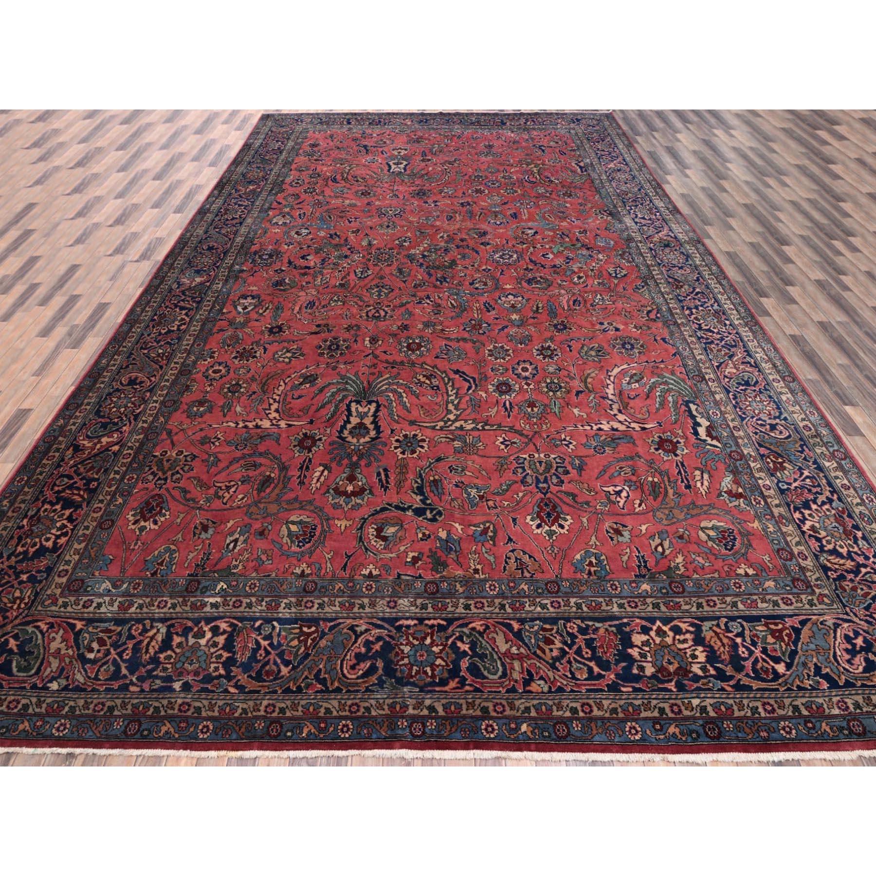 Karminrot, Antik Türkisch Isparta, Guter Zustand, Sauber und weich, Gleichmäßige Abnutzung, Herrenhausgröße, 100% Wolle, Handgeknüpft, XL, Übergröße, Orientteppich
Primäre MATERIALIEN: Wolle
Latex: Kein Flor 
Höhe: 0,25 Zoll
Stil: