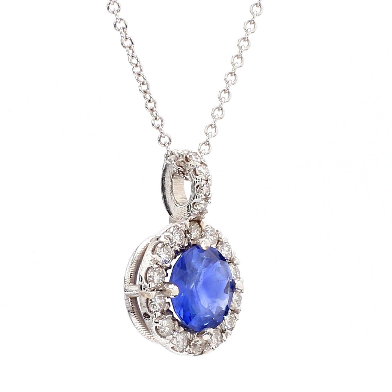 Colgante de zafiro azul redondo engastado con un halo de diamantes

Piedras preciosas y diamantes 100% naturales Diseño clásico y atemporal

Diamante central:

Zafiro Azul Redondo 1,08 Quilates (1 Piedra)
0,25 Quilates en Diamantes Blancos Redondos