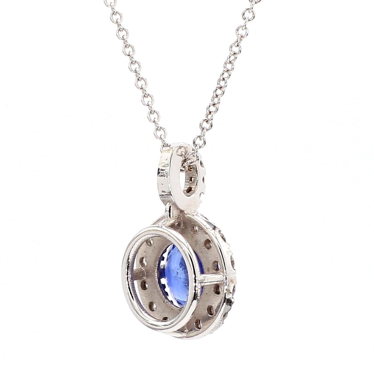 Colgante de zafiro azul de 1,33 quilates con halo de diamantes de oro blanco de 14 quilates en Excelente estado para la venta en New York, NY