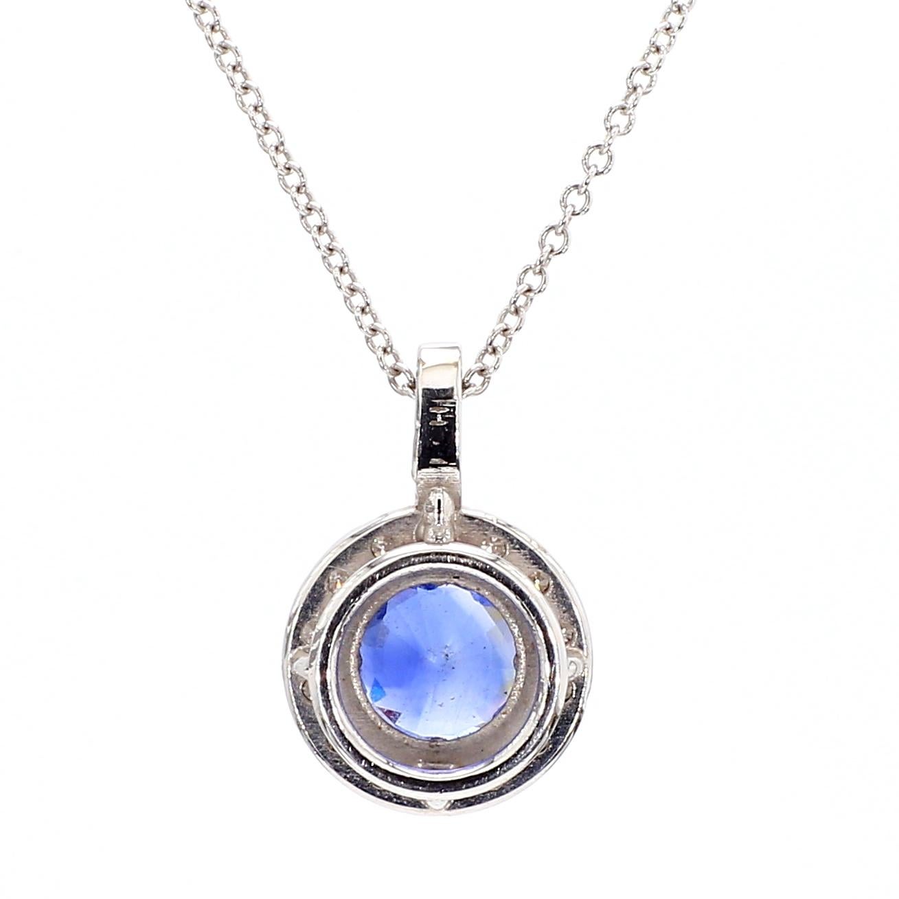 Femenino o masculino Colgante de zafiro azul de 1,33 quilates con halo de diamantes de oro blanco de 14 quilates en venta