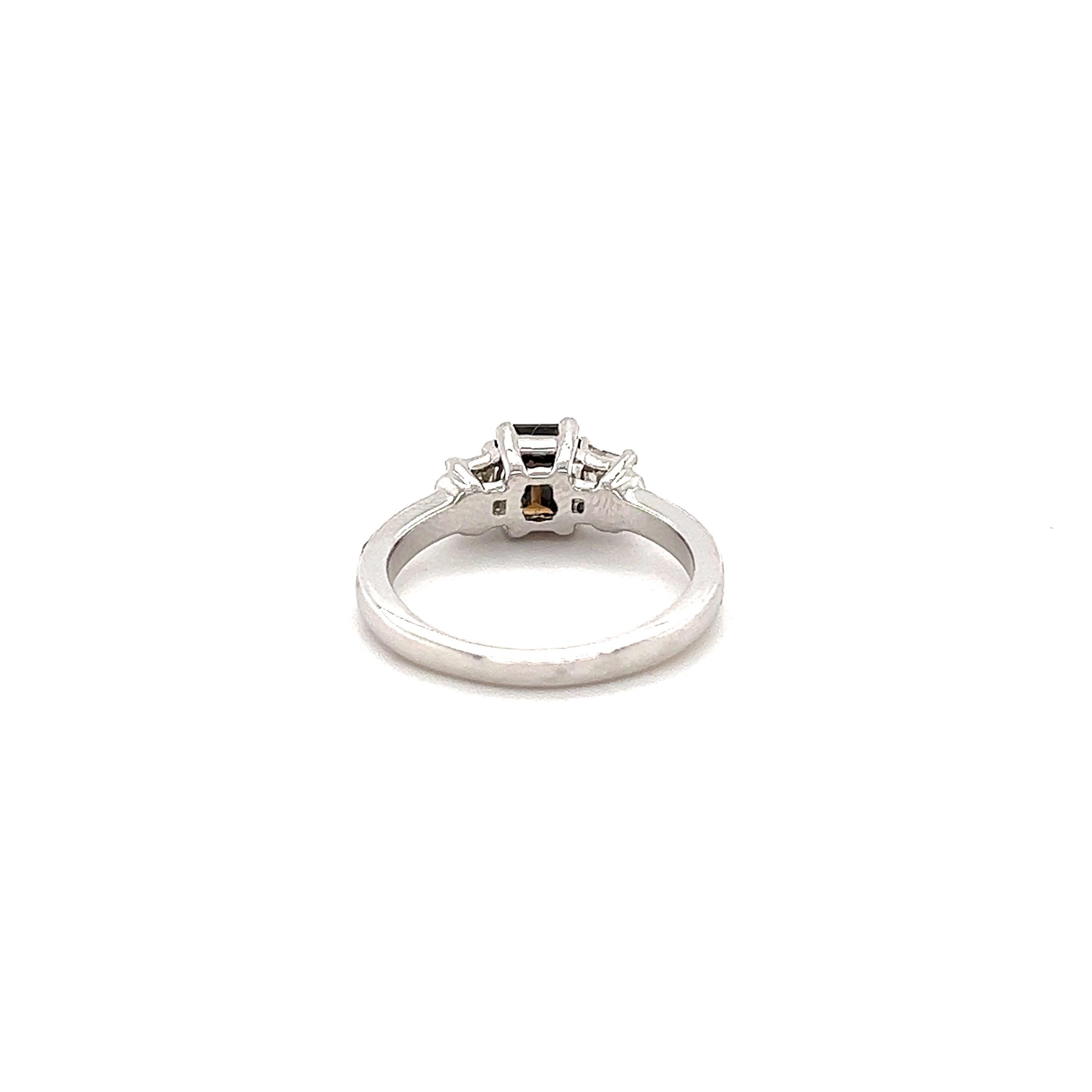 Bague de fiançailles à trois pierres en or blanc avec diamant brun de 1,33 carat Neuf - En vente à Los Angeles, CA