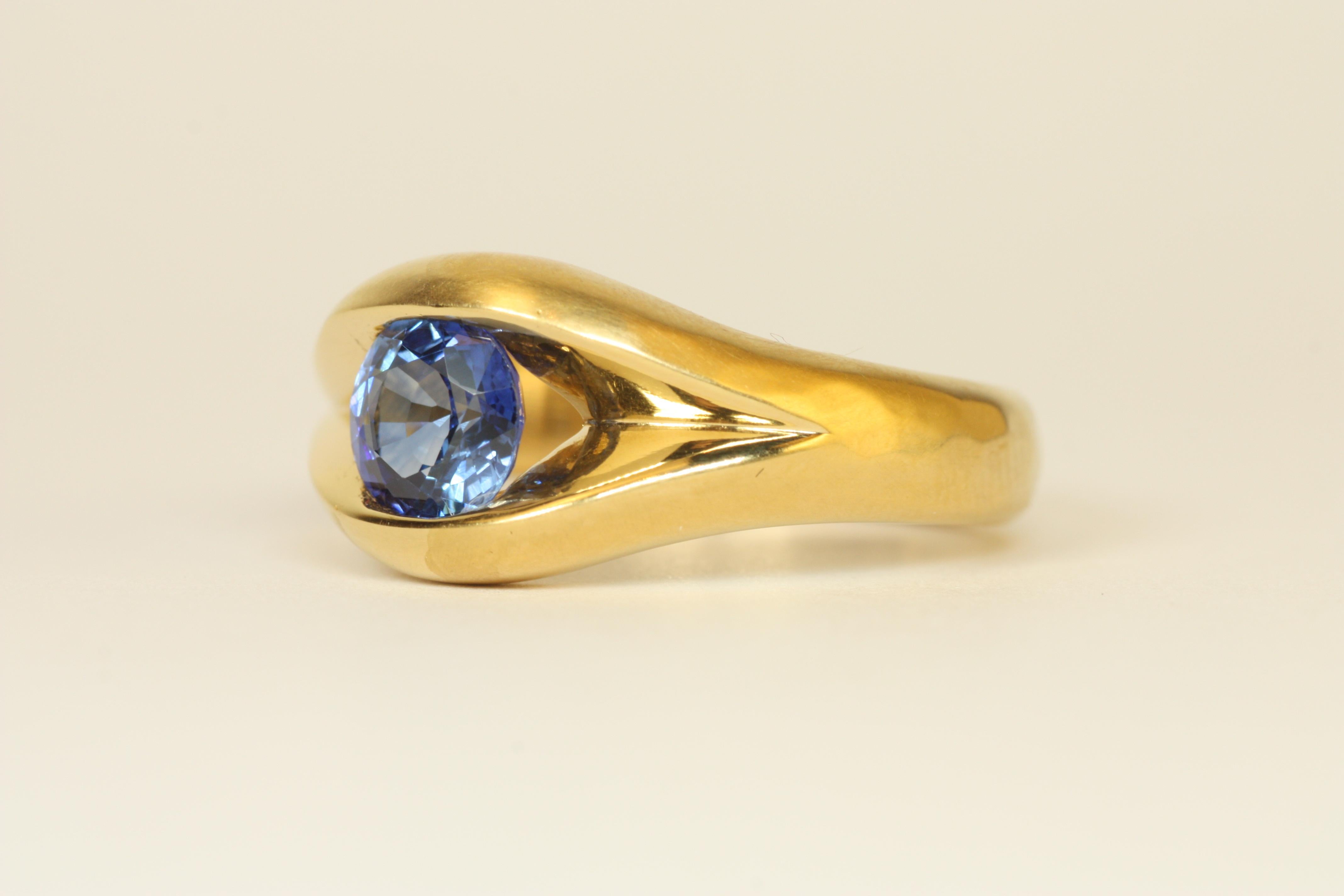 Round Cut 1.33 Carat Ceylon Blue Sapphire 22K Gold Round Solitaire Split-Shank Ring For Sale