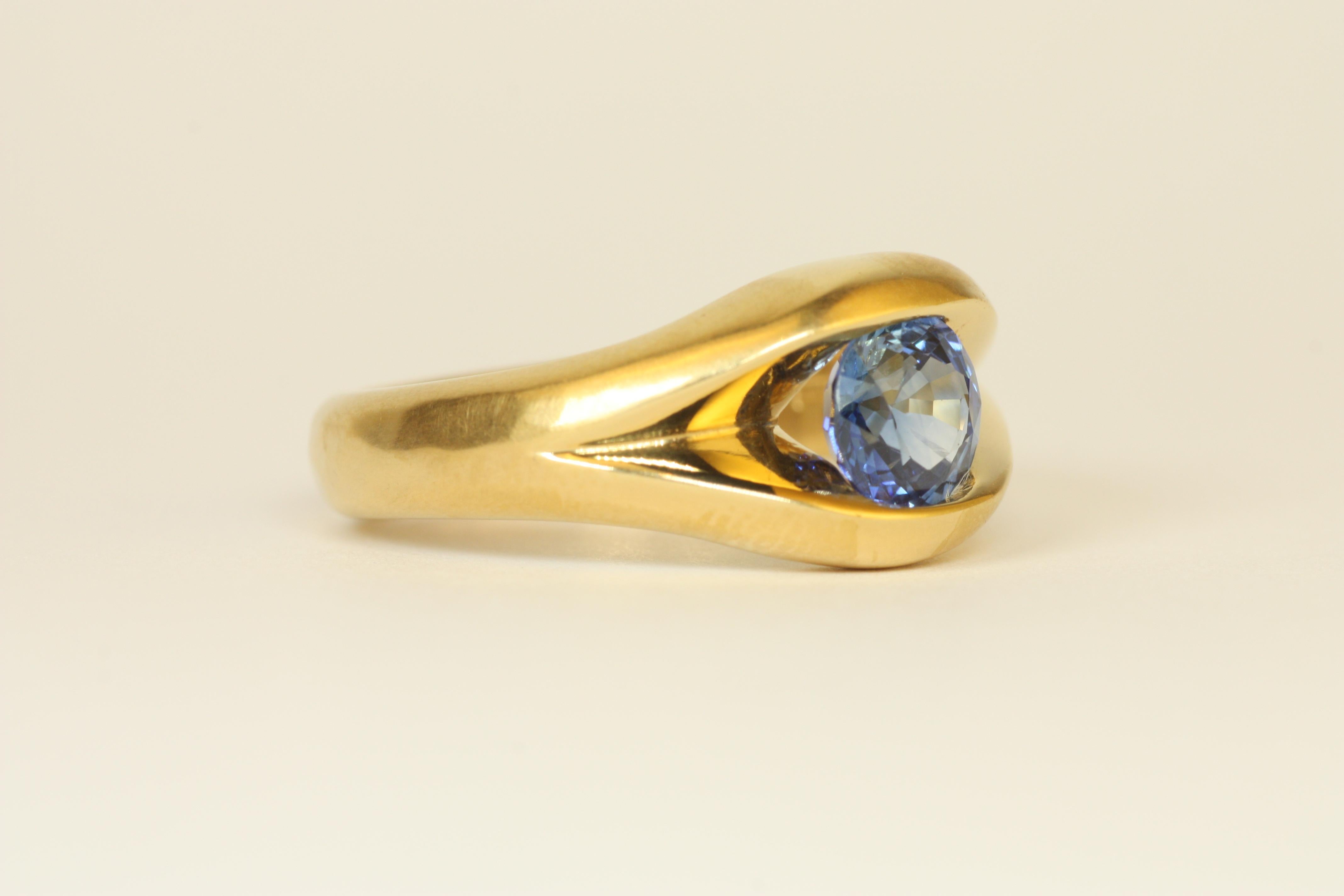 1.33 Carat Ceylon Blue Sapphire 22K Gold Round Solitaire Split-Shank Ring In New Condition For Sale In Santa Monica, CA