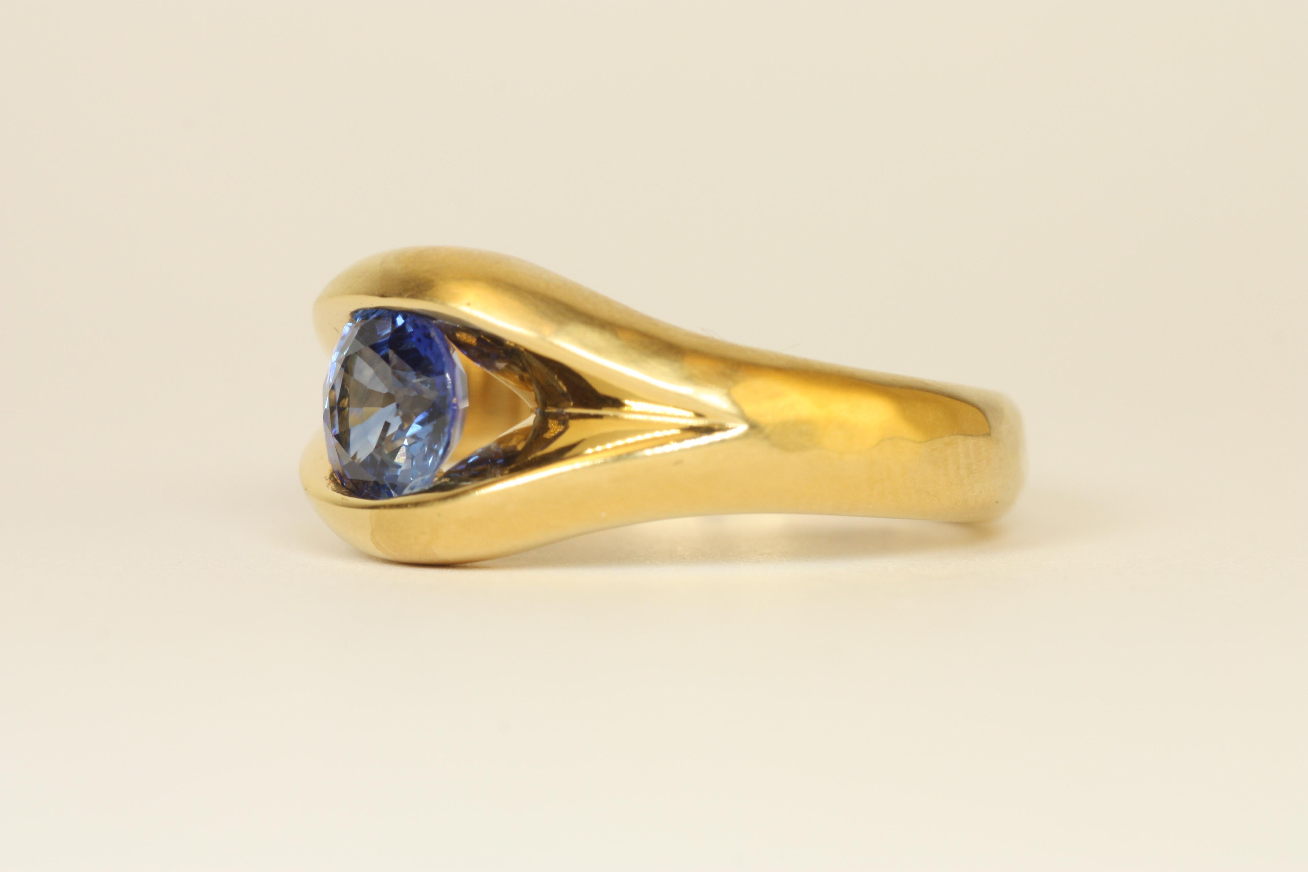 Women's or Men's 1.33 Carat Ceylon Blue Sapphire 22K Gold Round Solitaire Split-Shank Ring For Sale