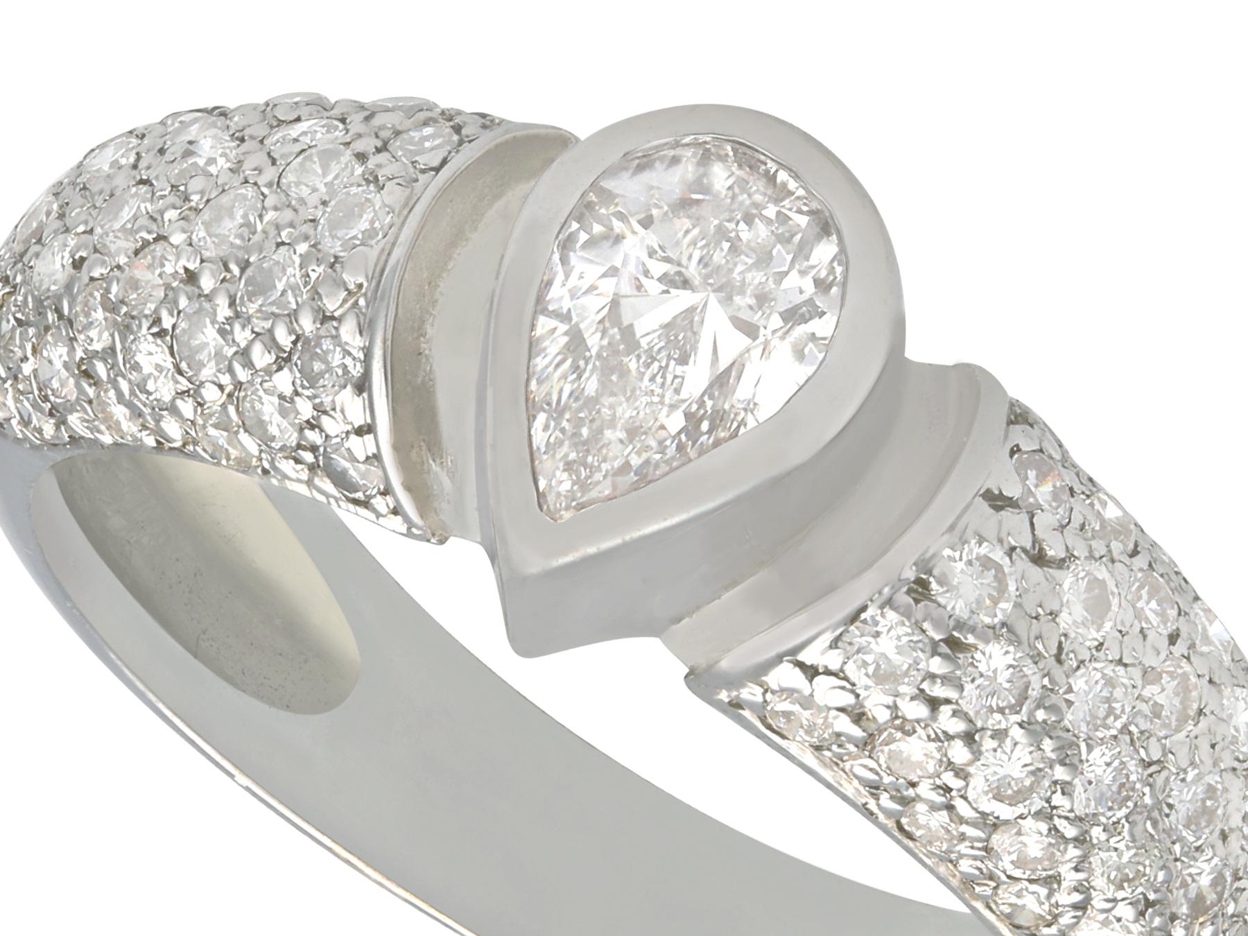 Anillo de compromiso vintage de oro blanco y diamantes de 1,33 quilates, hacia 1990 Corte pera en venta