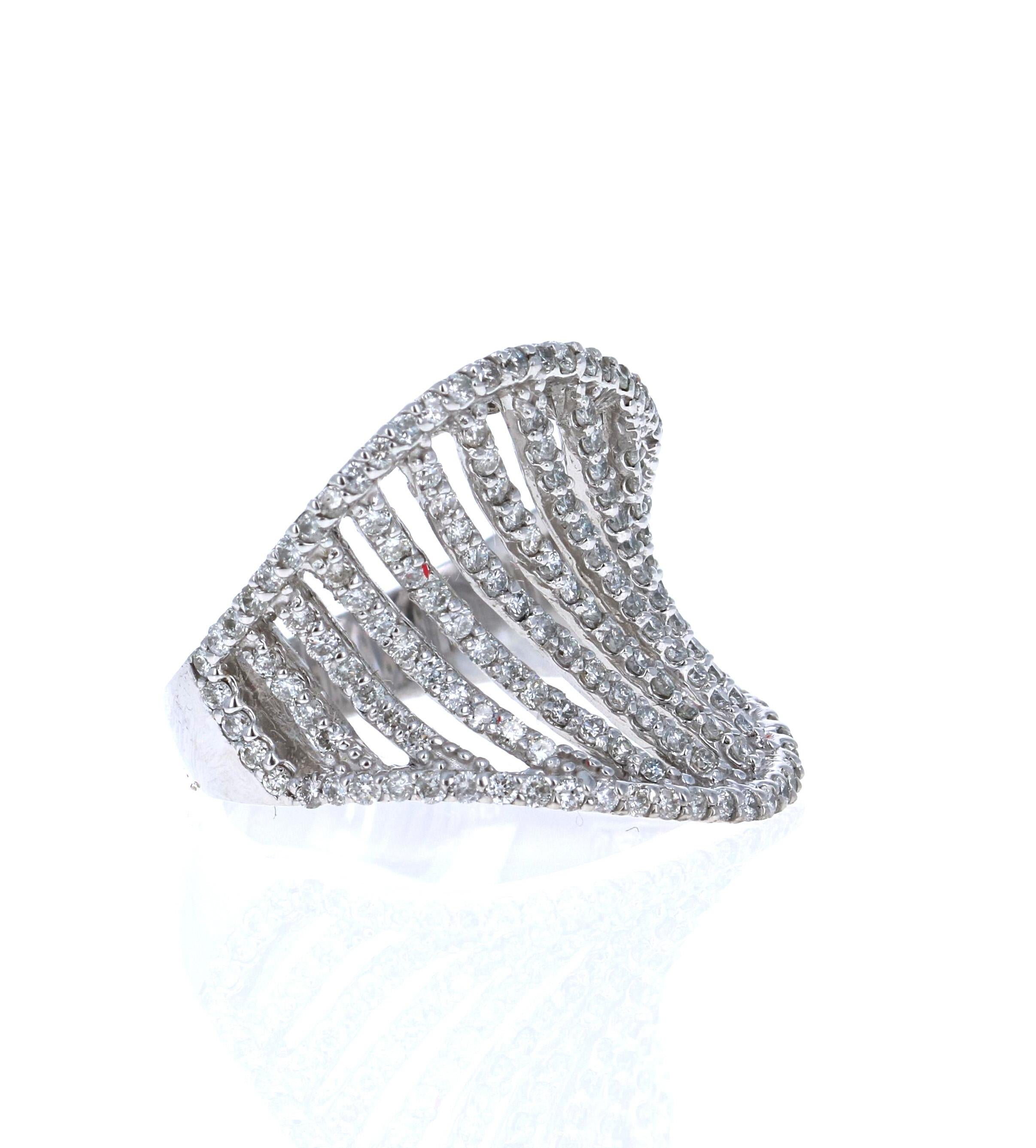 Stilvoller Cocktailring mit Diamanten. 

Dieser Ring hat 170 Rundschliff Diamanten, die 1,33 Karat wiegen und hat eine Klarheit und Farbe von SI-F.  
Er ist aus 14 Karat Weißgold gefertigt und hat ein ungefähres Gewicht von 7,4 Gramm. 

Der Ring hat