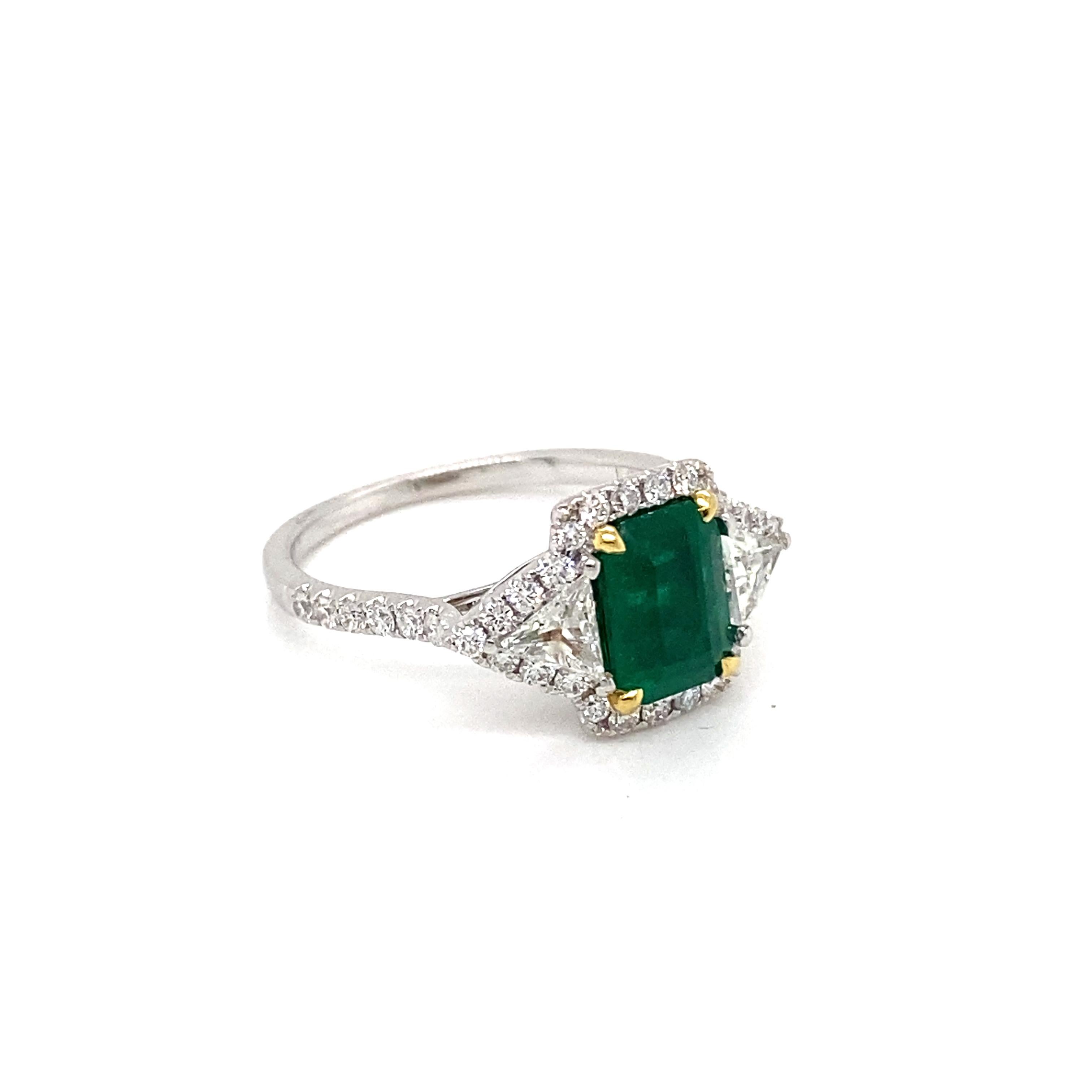 1,33 Karat Smaragd- und Diamantring (Smaragdschliff) im Angebot