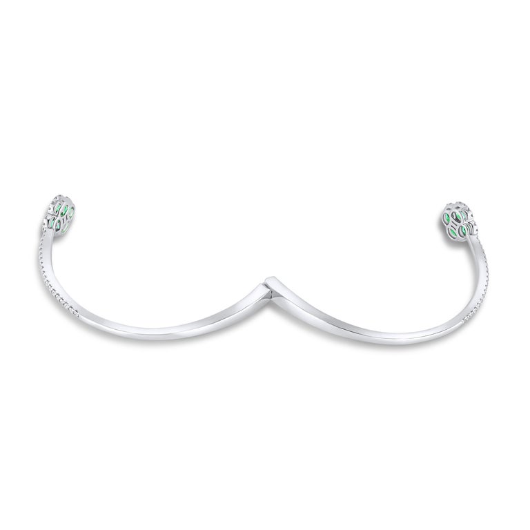 1.33 Carat Emerald Clover and Diamond Bangle in 18k White Gold In New Condition For Sale In New York, NY
