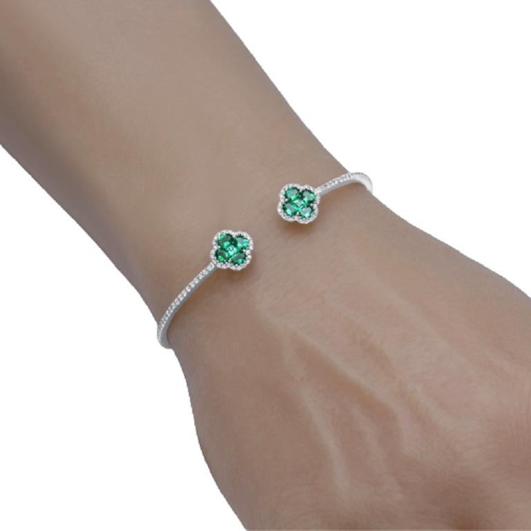 1.33 Carat Emerald Clover and Diamond Bangle in 18k White Gold For Sale 1