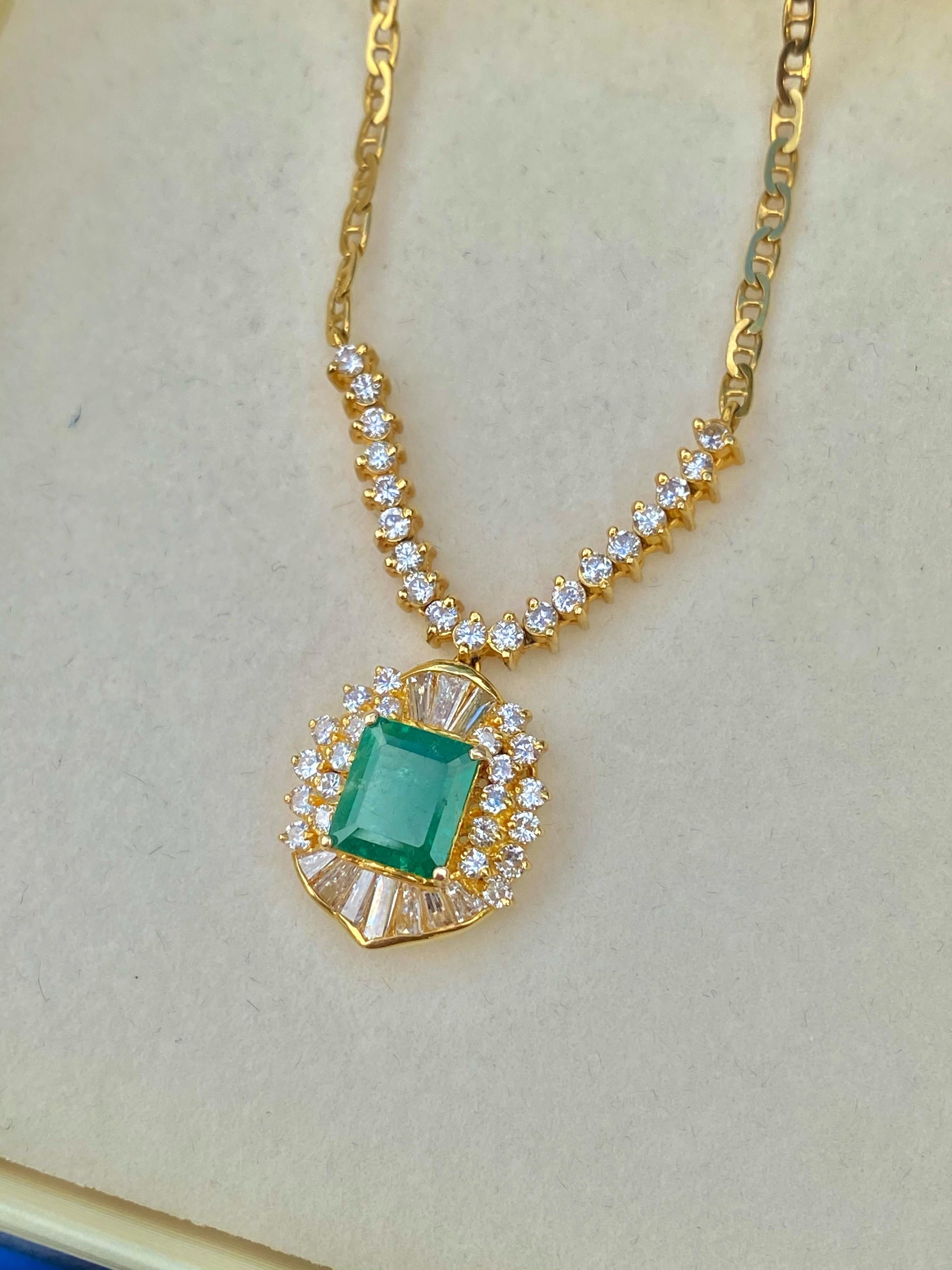 1.33 Carat Emerald-Cut Colombian Emerald, Diamond and 18 Karat Gold Pendant In Excellent Condition For Sale In Miami, FL
