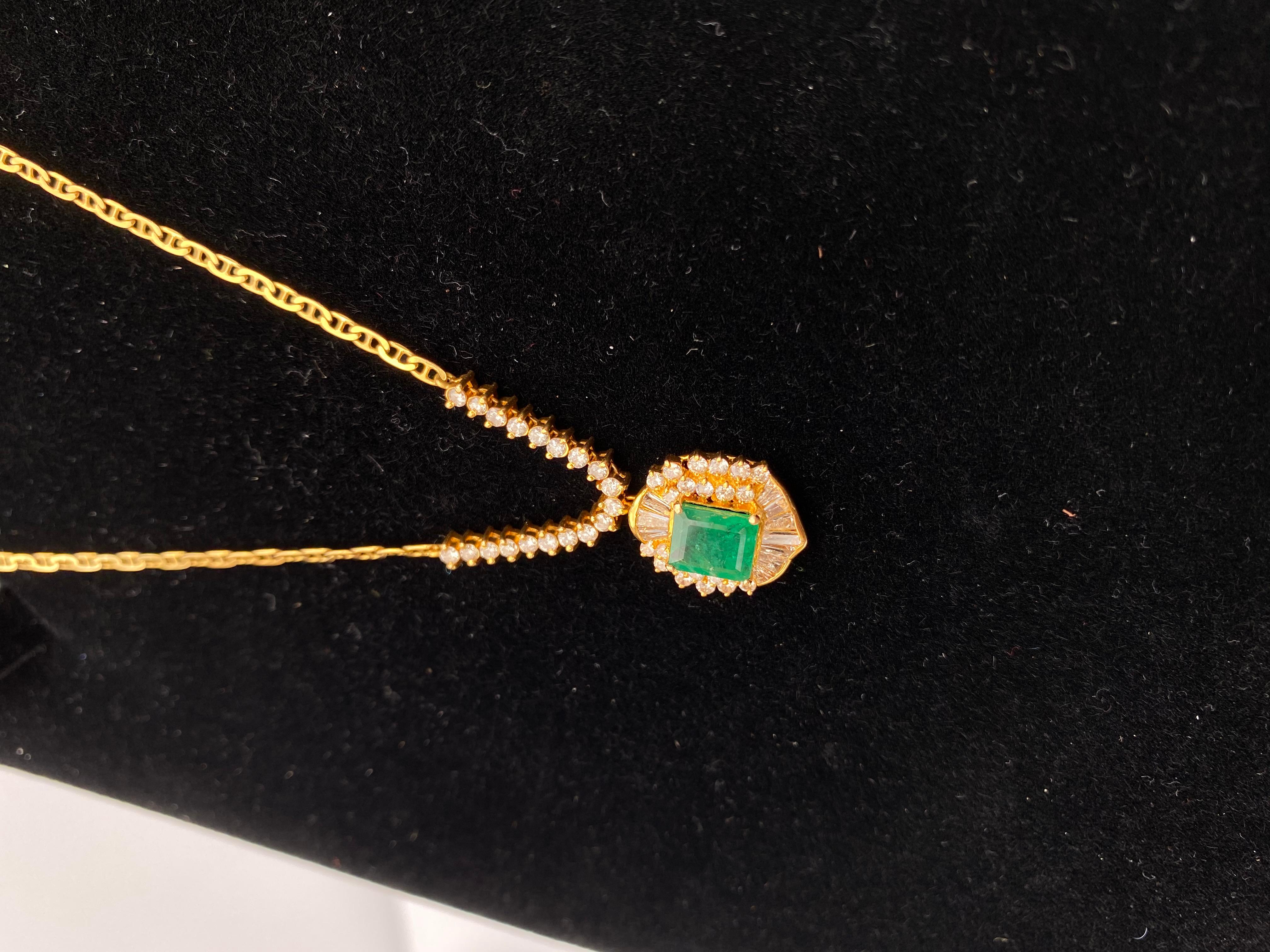 Women's or Men's 1.33 Carat Emerald-Cut Colombian Emerald, Diamond and 18 Karat Gold Pendant For Sale