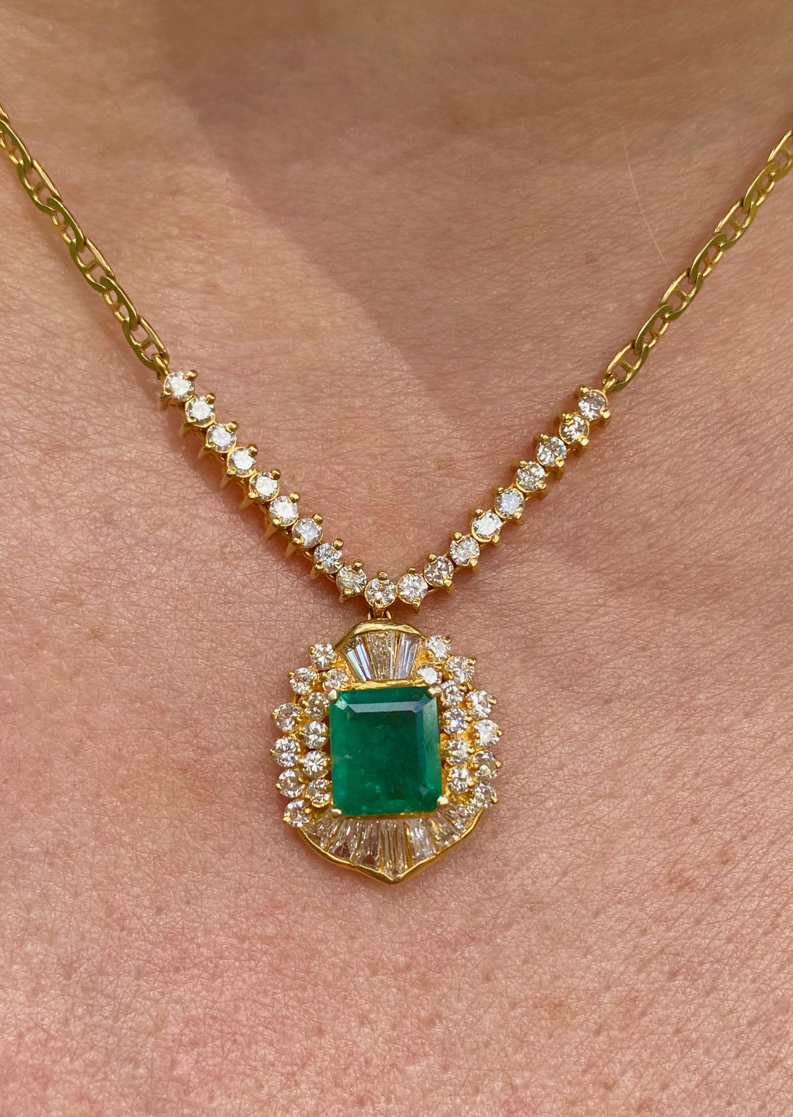 1.33 Carat Emerald-Cut Colombian Emerald, Diamond and 18 Karat Gold Pendant For Sale 4