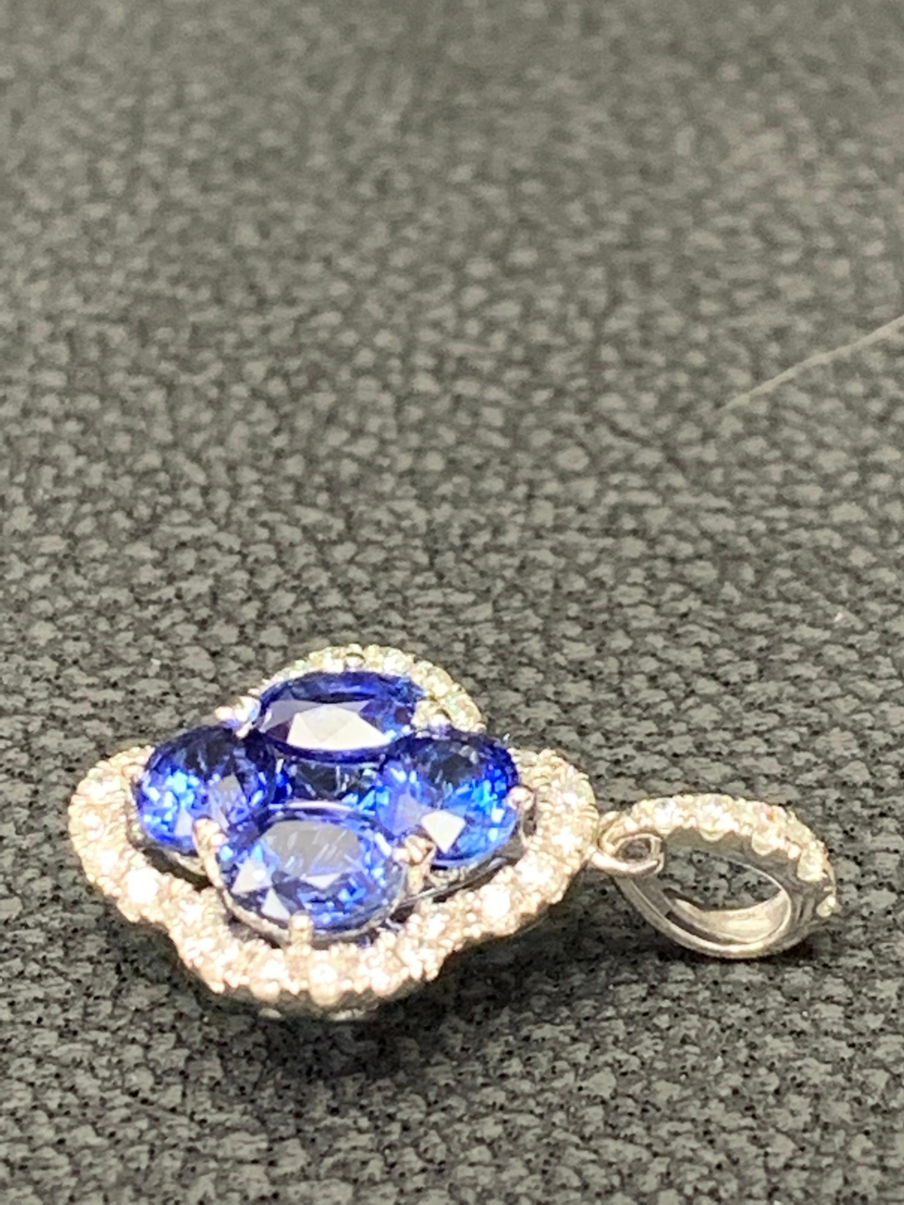 Taille ovale Collier pendentif en or blanc 18 carats avec saphir bleu de taille ovale de 1,33 carat et diamants en vente