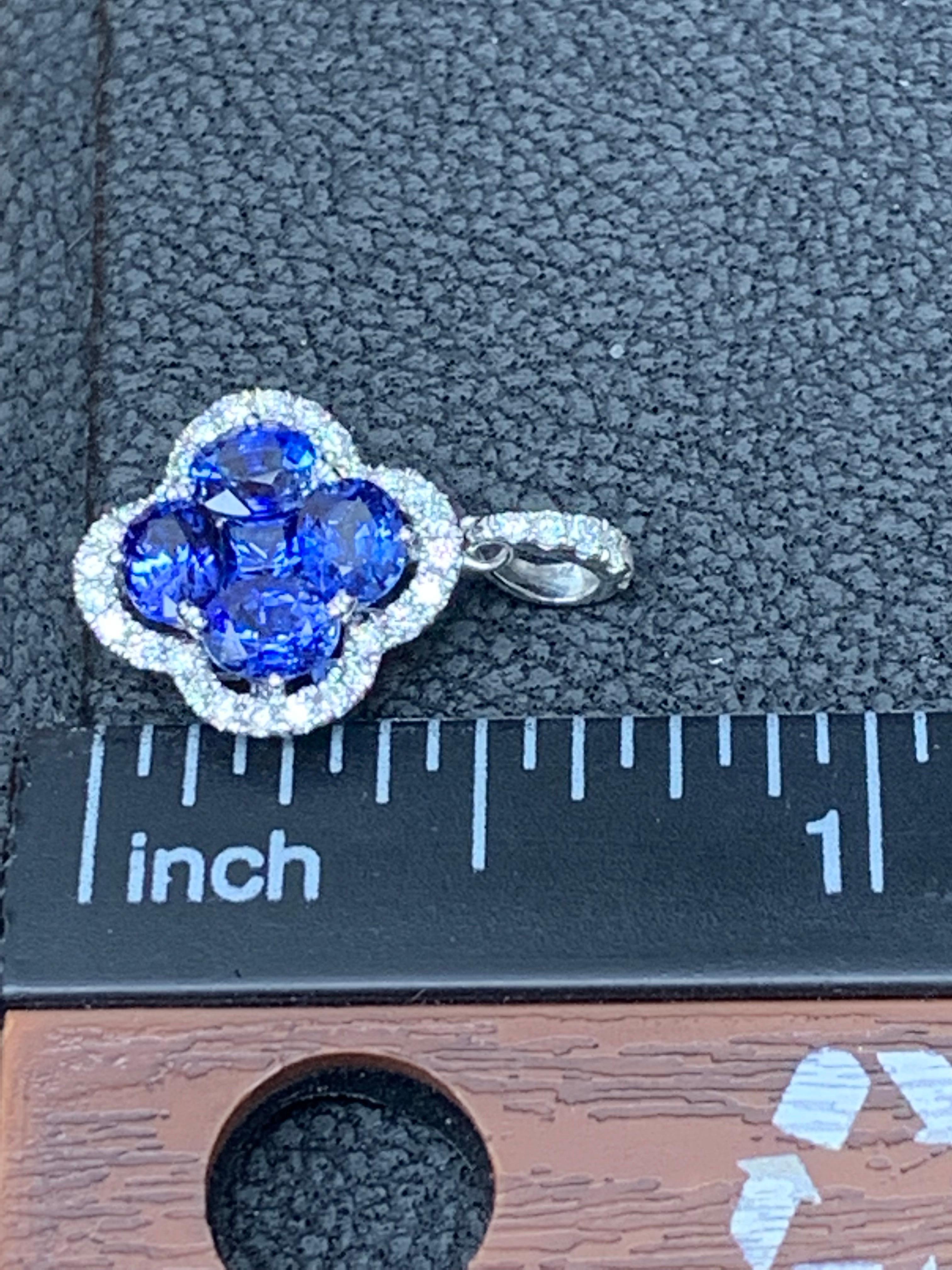 Collier pendentif en or blanc 18 carats avec saphir bleu de taille ovale de 1,33 carat et diamants Pour femmes en vente