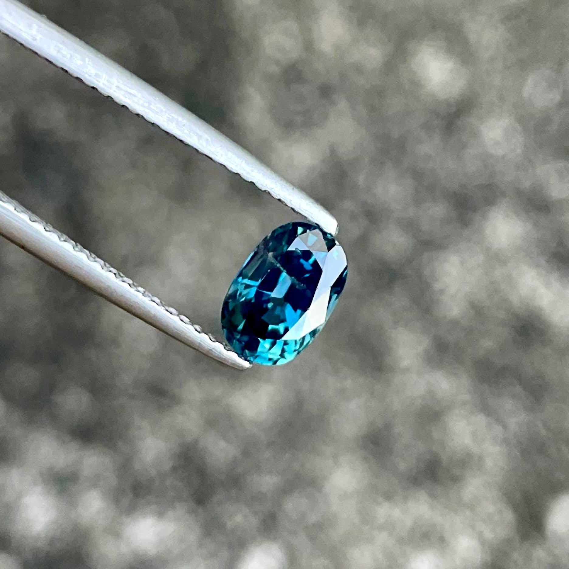 Poids 1,33 carats 
Dimensions 7,5x5,1x3,8 mm
Traitement chauffé 
Origine Madagascar 
Clarté VS
Forme ovale
Taillé à facettes 



Ce superbe saphir bleu sarcelle de 1.33 carat provenant de Madagascar présente une teinte unique et captivante, mêlant