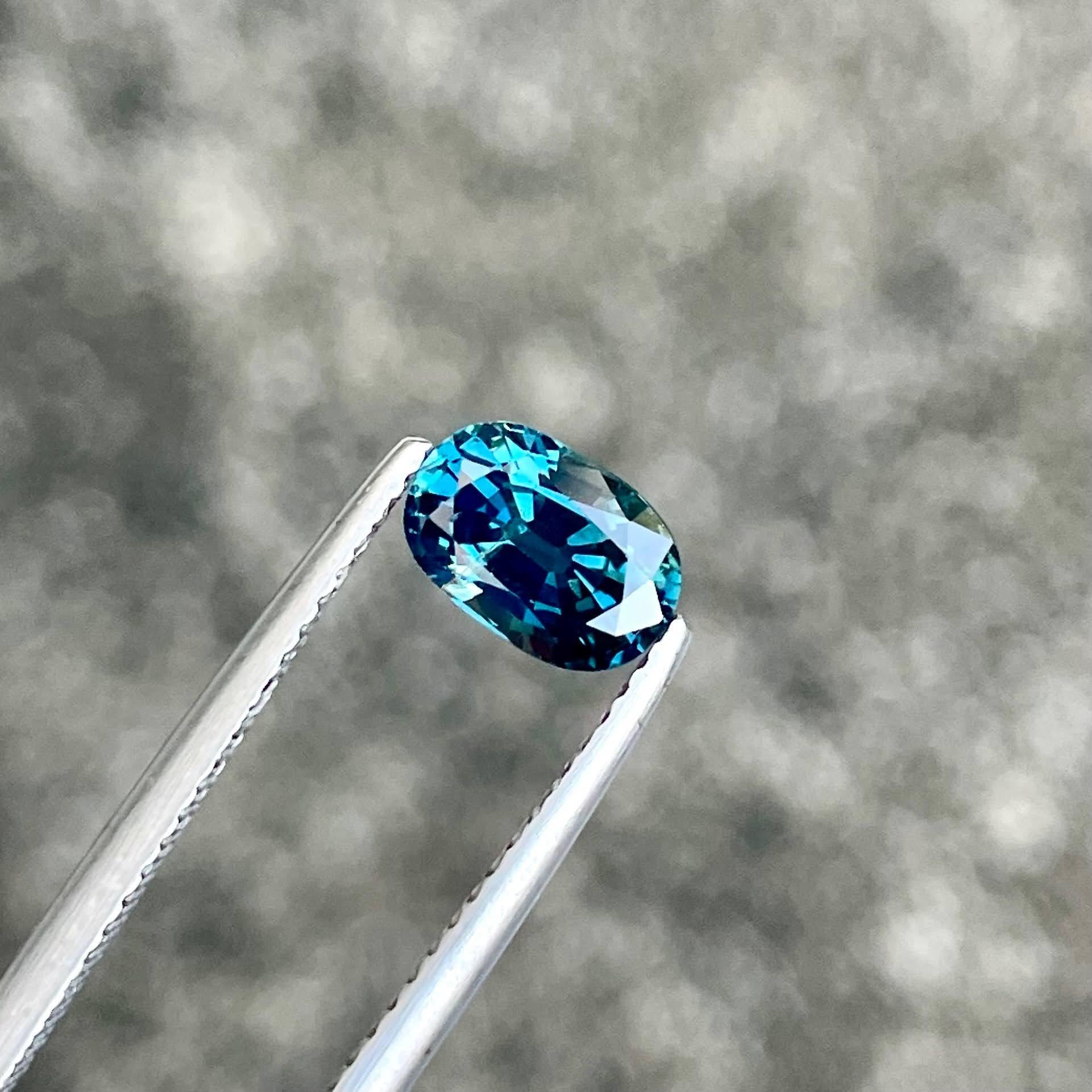 Taille ovale Pierre précieuse de Madagascar, saphir bleu sarcelle taille ovale de 1,33 carat en vente