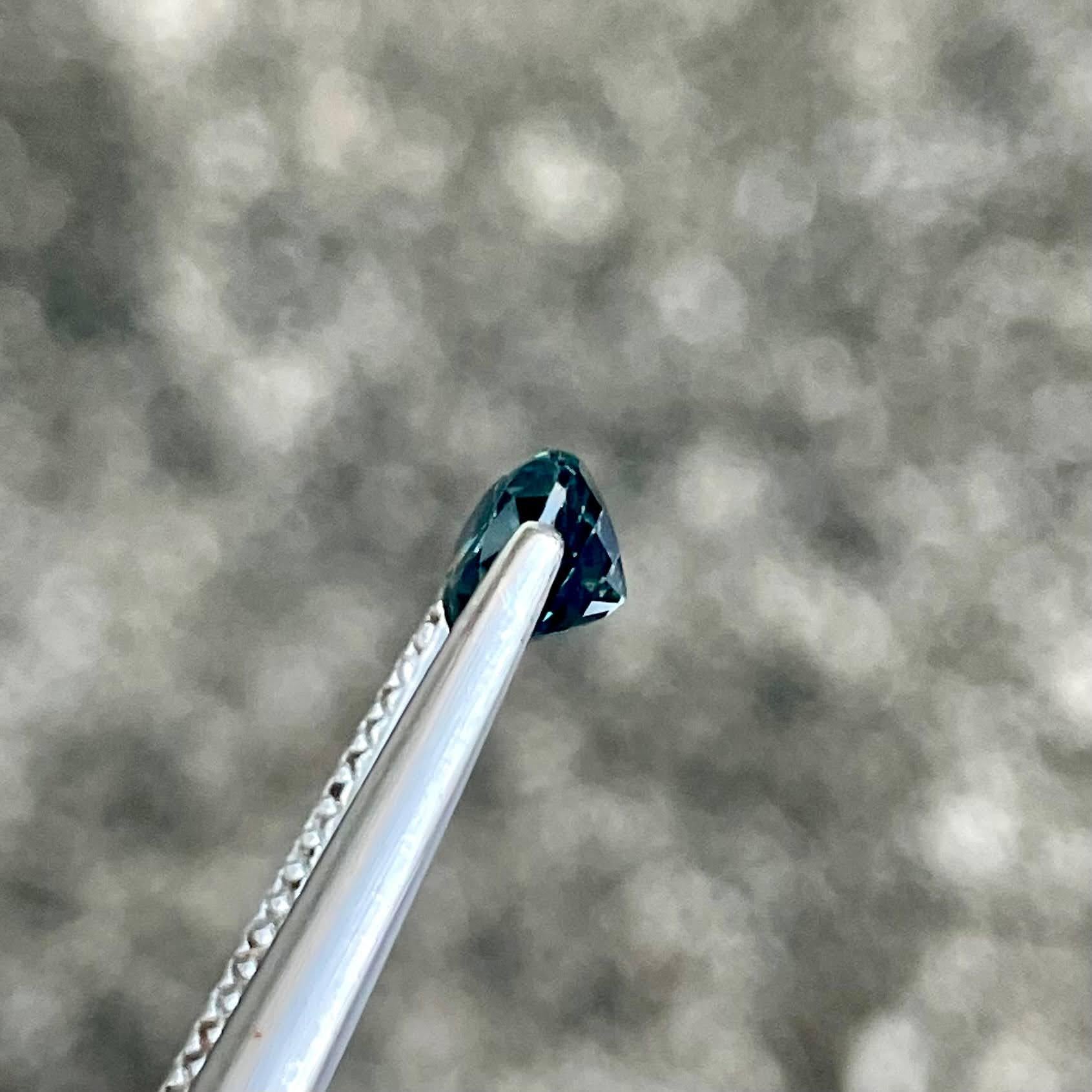 Pierre précieuse de Madagascar, saphir bleu sarcelle taille ovale de 1,33 carat Unisexe en vente