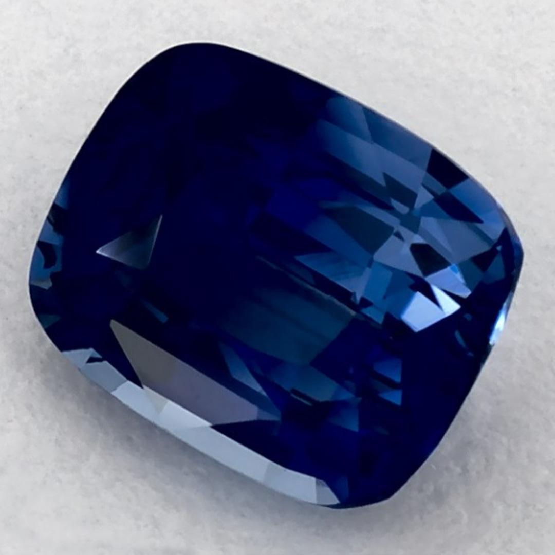 Ein sehr wertvoller September-Geburtsstein mit einer bezaubernden blauen Farbe. Man glaubt, dass sie dem Leben Glück und Reichtum bringen.

Entdecken Sie die lebendige Kollektion von Smaragden, Rubinen und Saphiren in unserem Geschäft, die als lose