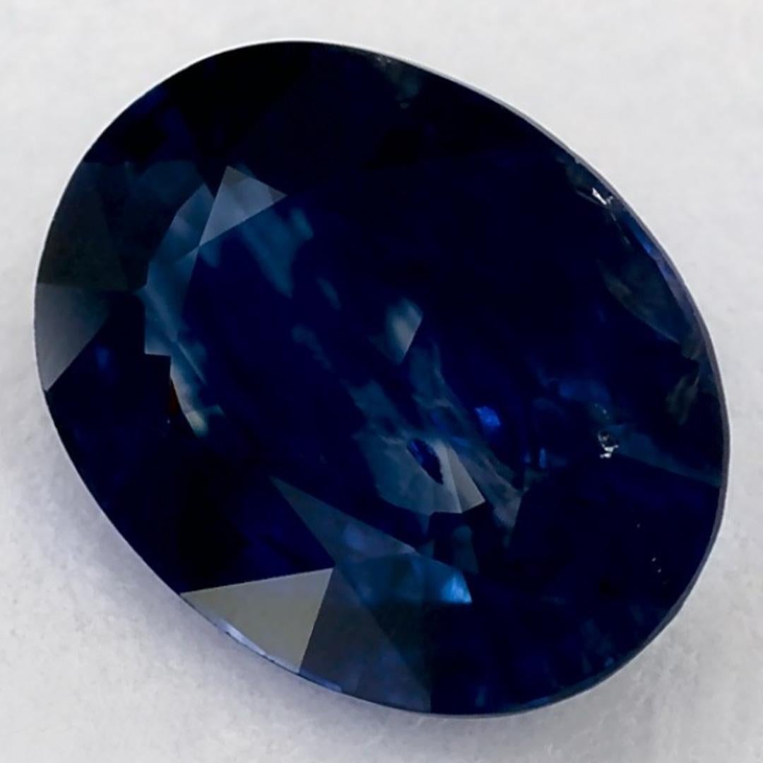 Este zafiro azul natural ofrece elegancia y sofisticación. Con su rica saturación de color y su corte preciso, es la pieza central perfecta para un anillo de compromiso o un diseño de joyería de lujo.

Este zafiro es originario de Sri Lanka