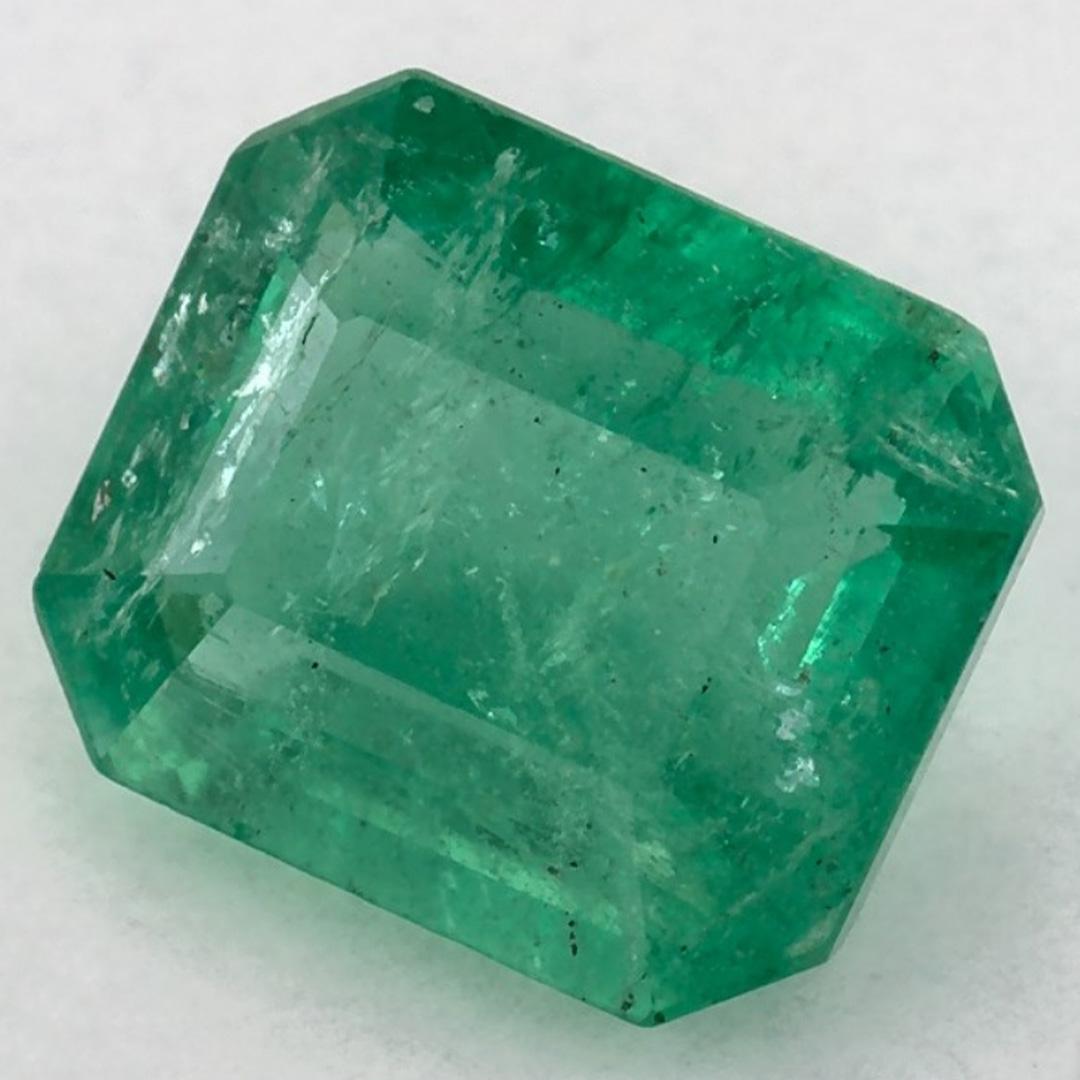 Con un vibrante tono verde, la piedra de nacimiento de mayo es un símbolo del renovado crecimiento primaveral. 

Explora la vibrante colección de esmeraldas, rubíes y zafiros de nuestra tienda, disponibles como gemas sueltas y combinadas con nuestra