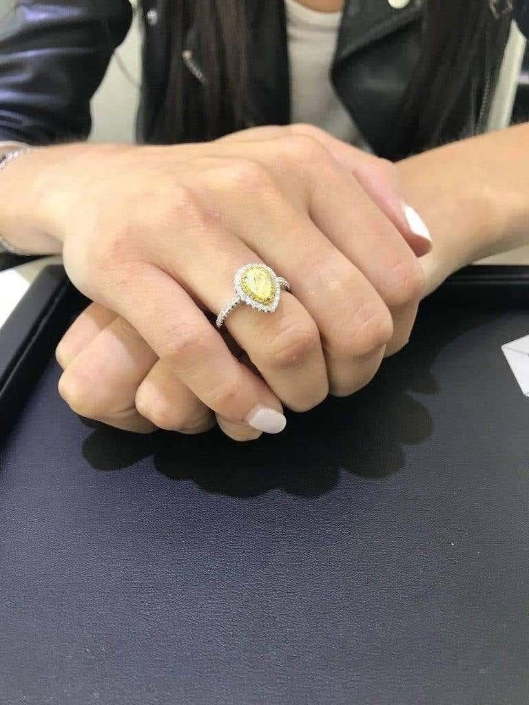 Bague de fiançailles double halo en diamant jaune taille poire de 1,33 carat certifié GIA en vente 11