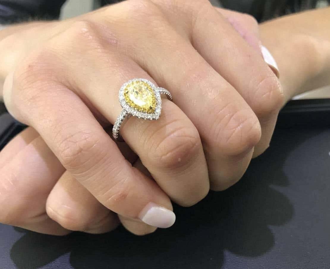 Bague de fiançailles double halo en diamant jaune taille poire de 1,33 carat certifié GIA en vente 12