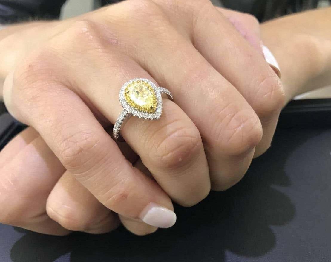 Bague de fiançailles double halo en diamant jaune taille poire de 1,33 carat certifié GIA en vente 9