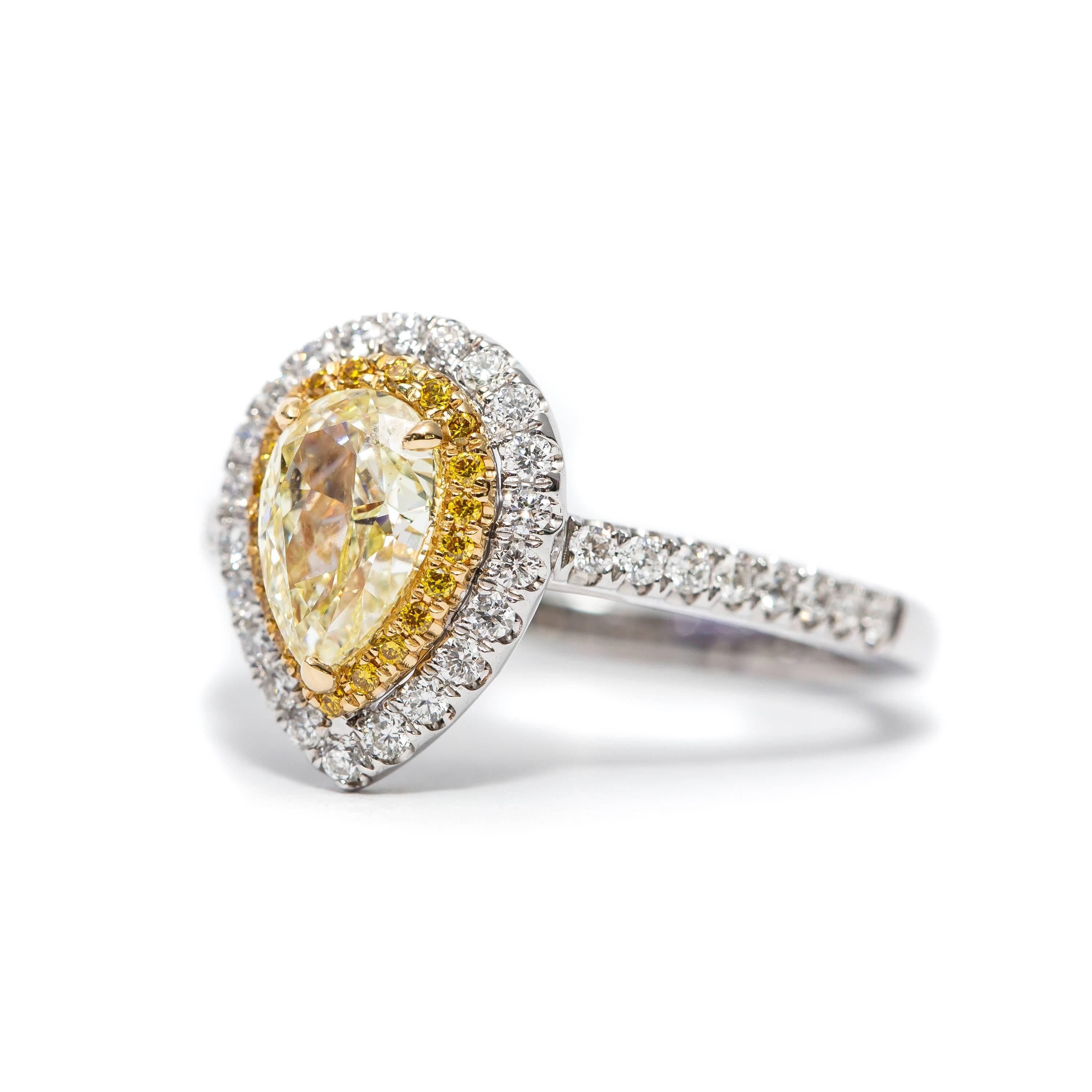 Ce magnifique diamant poire certifié GIA de 0,87 carat de couleur naturelle jaune clair est serti au centre de la bague avec un double halo. Le halo intérieur contient 0,08 carat de diamants ronds de couleur jaune clair et 0,38 carat de diamants