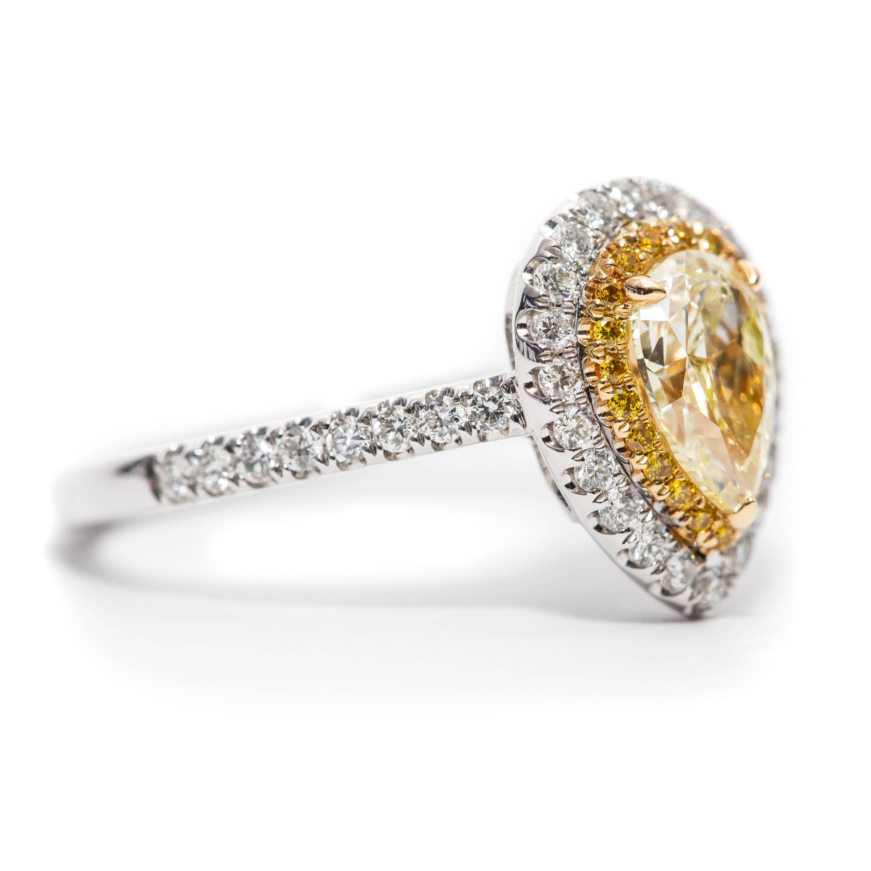Moderne Bague de fiançailles double halo en diamant jaune taille poire de 1,33 carat certifié GIA en vente