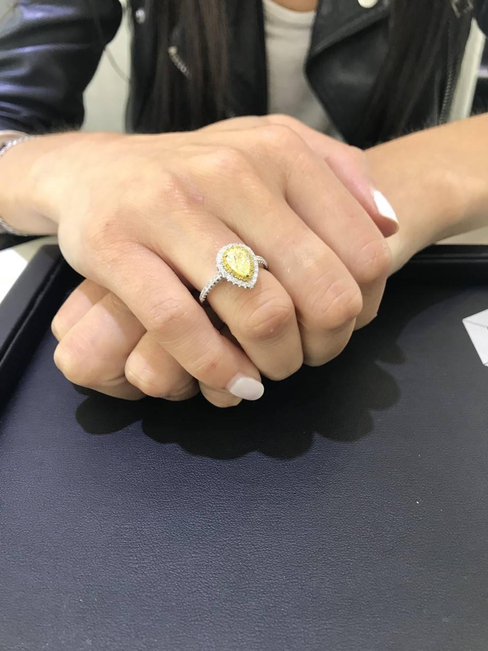 1,33 Karat GIA zertifizierter gelber Diamant-Verlobungsring mit doppeltem Halo im Birnenschliff im Angebot 1