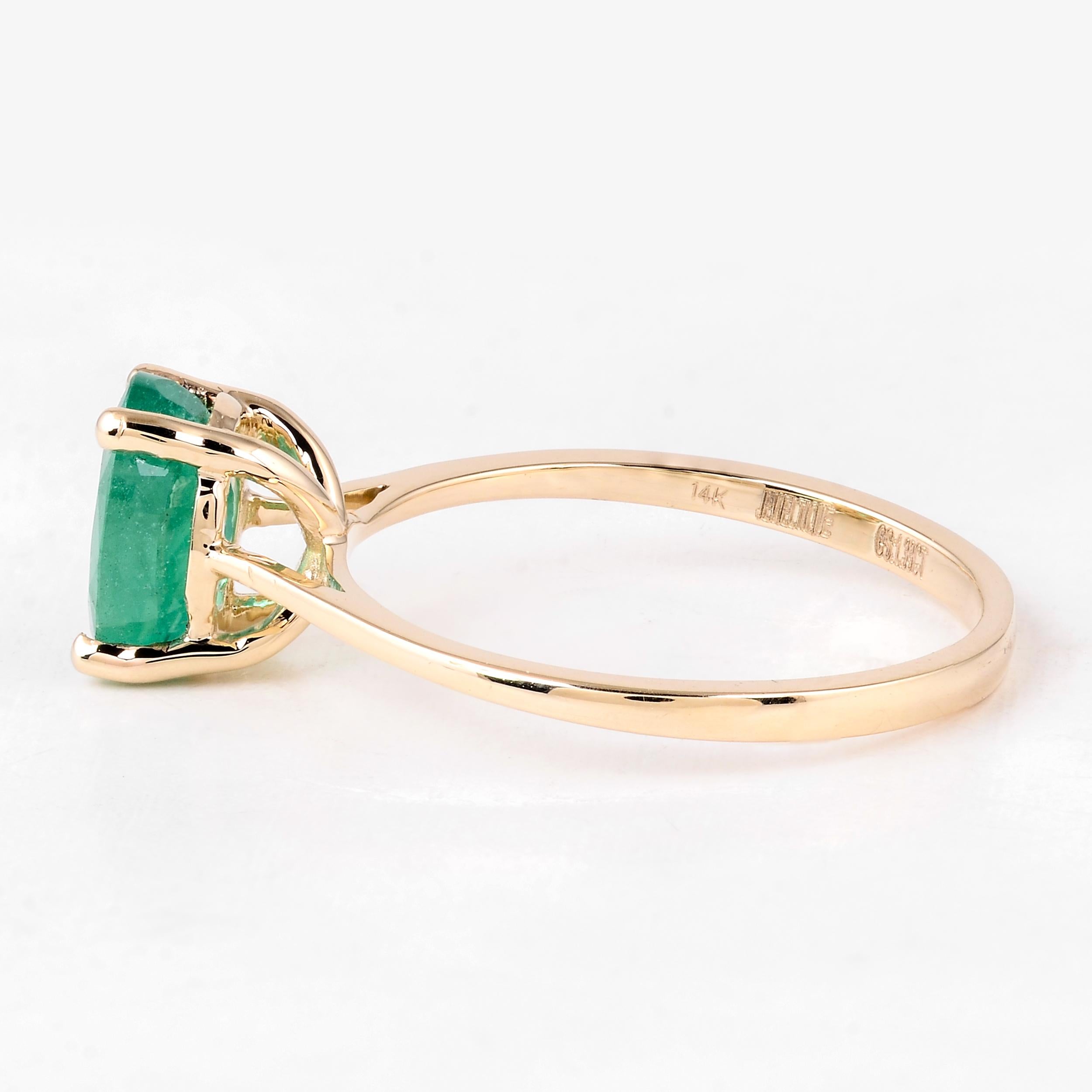 Elegant 14K 1.33ct Emerald Cocktail Ring, Size 7 - Timeless & Elegant Jewelry For Sale 1