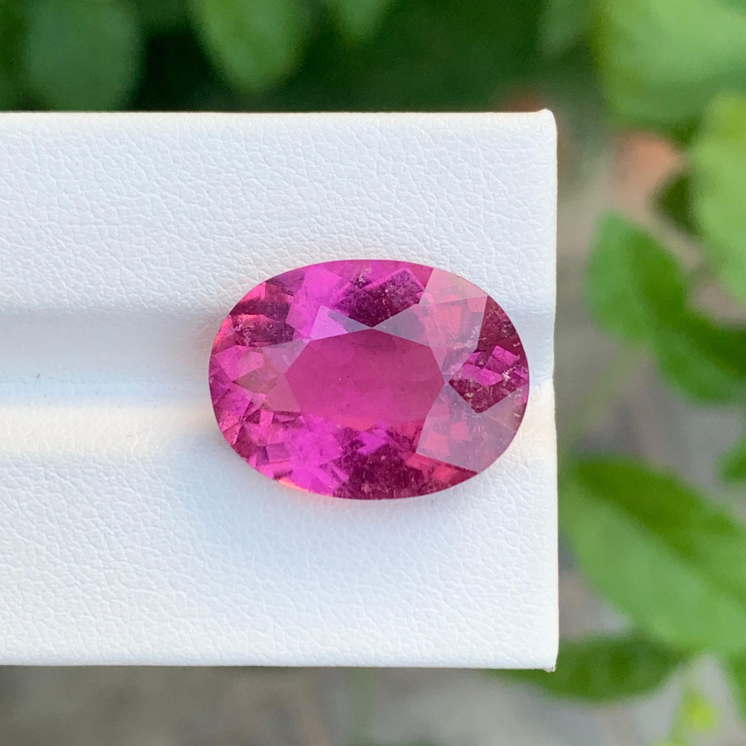 Arts and Crafts Excellente tourmaline rubellite de forme ovale non sertie de 13,30 carats pour pendentif en vente