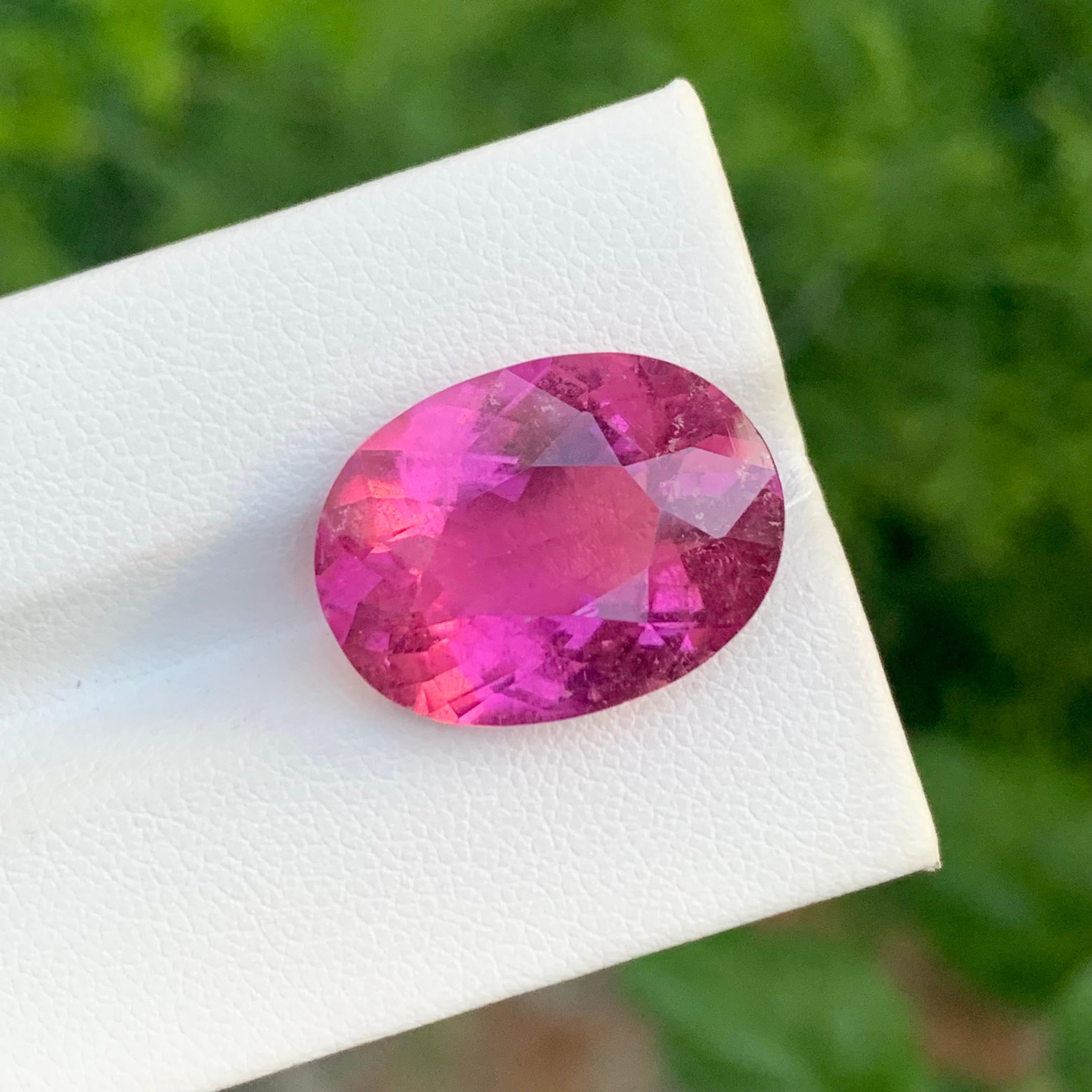 Taille ovale Excellente tourmaline rubellite de forme ovale non sertie de 13,30 carats pour pendentif en vente