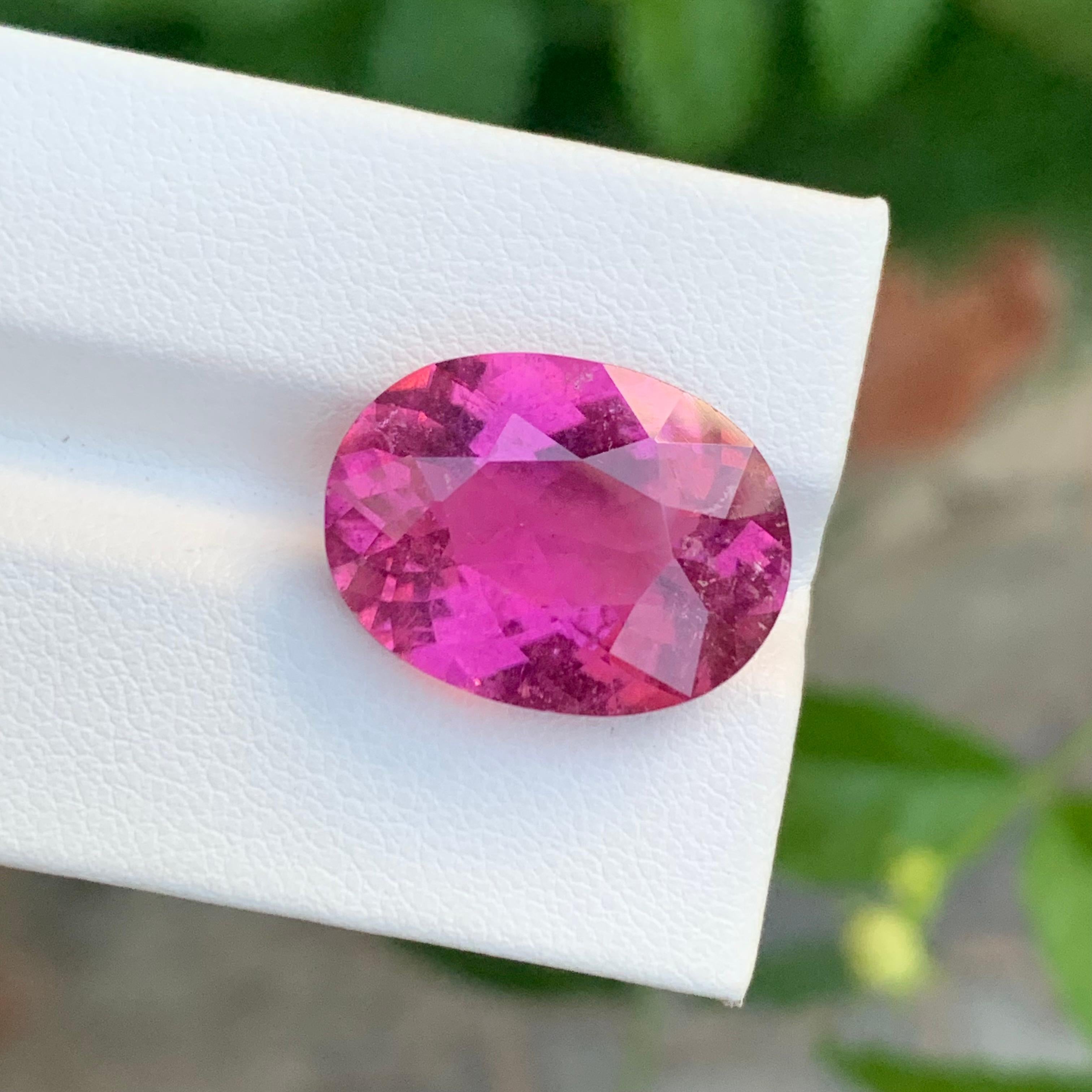 Excellente tourmaline rubellite de forme ovale non sertie de 13,30 carats pour pendentif Neuf - En vente à Peshawar, PK