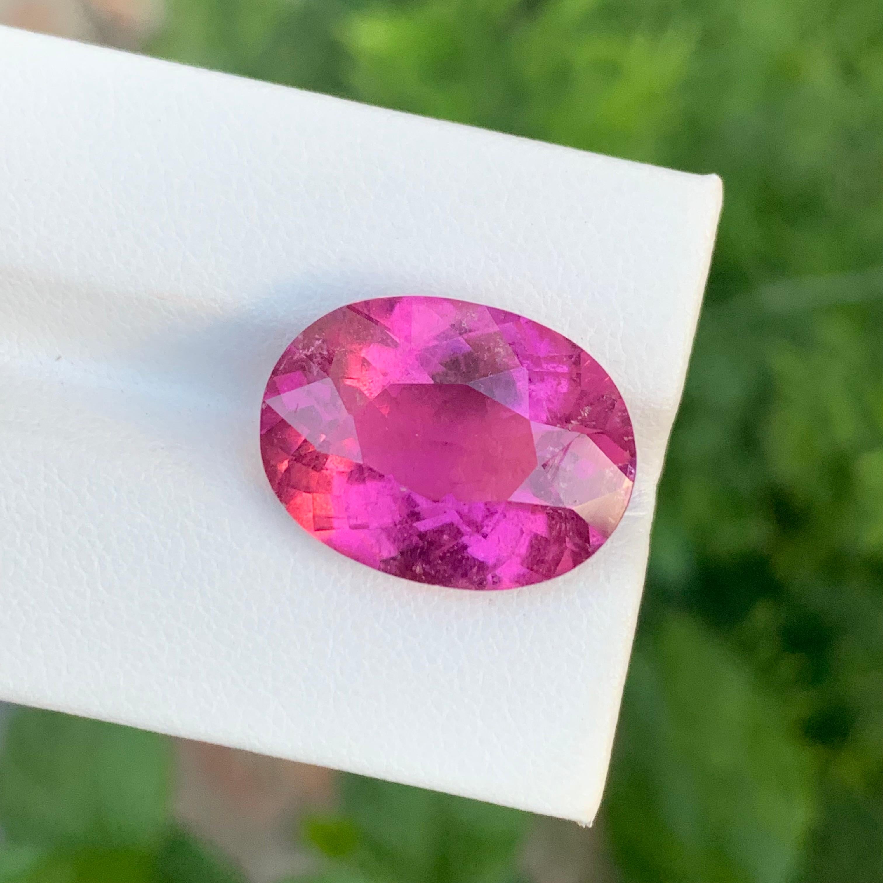 Excellente tourmaline rubellite de forme ovale non sertie de 13,30 carats pour pendentif Unisexe en vente