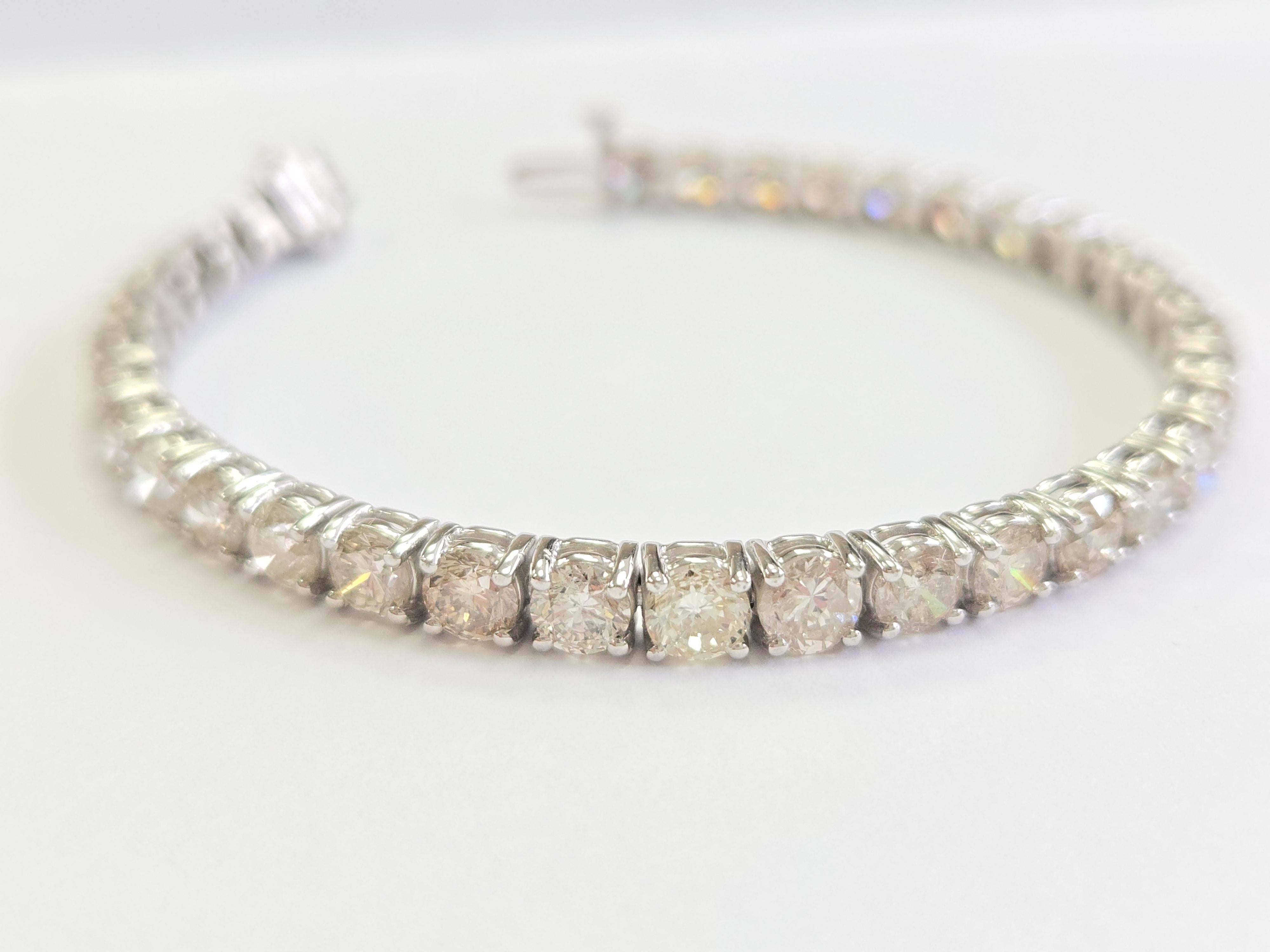 Pulsera de tenis con diamantes naturales de 13,30 quilates - Oro blanco de 14 quilates

Una deslumbrante declaración de lujo atemporal, esta pulsera tenis incluye 13,30 quilates de diamantes redondos naturales talla brillante meticulosamente