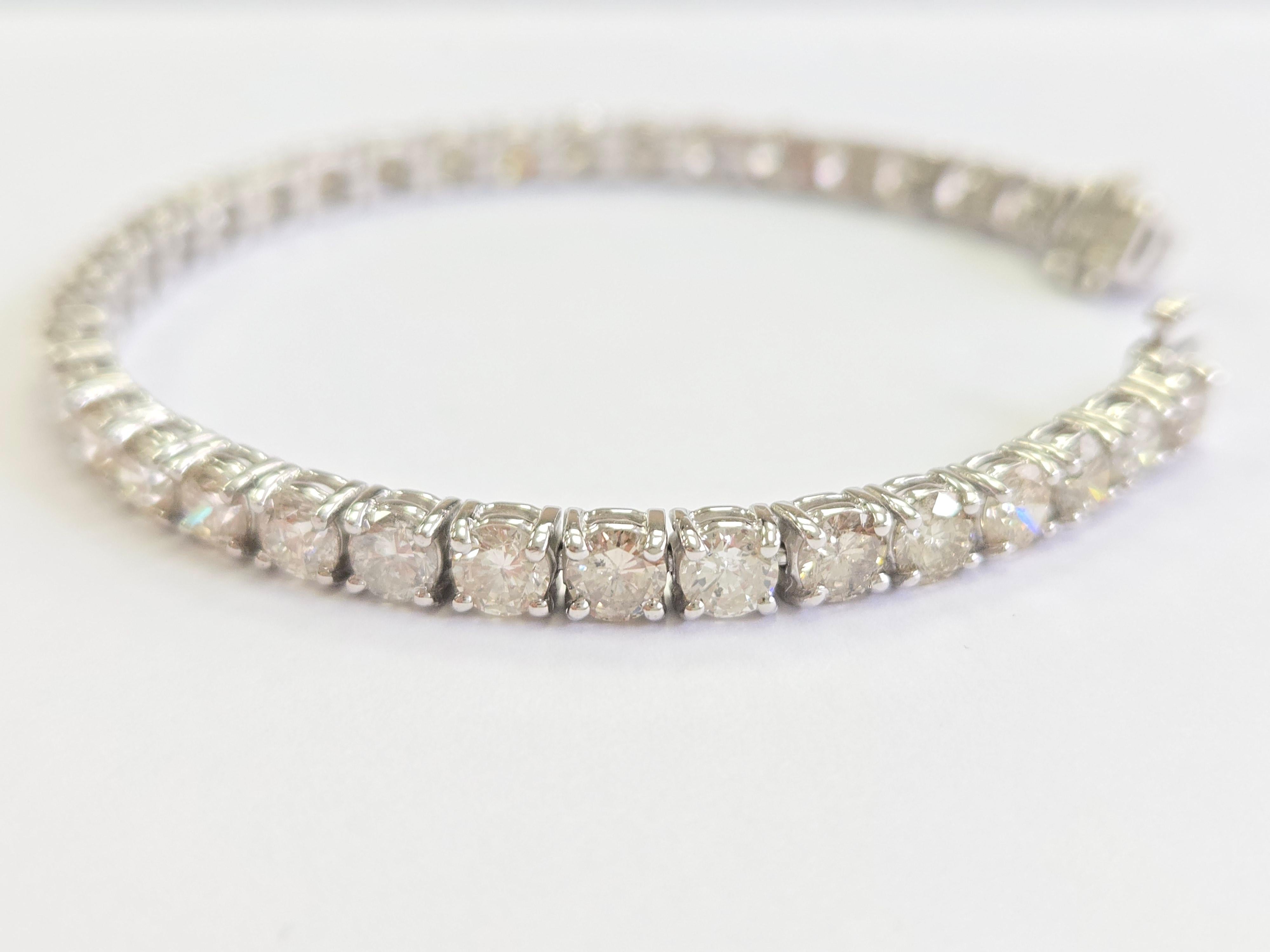 Pulsera de tenis con diamantes naturales de 13,30 quilates y oro blanco de 14 quilates Contemporáneo en venta