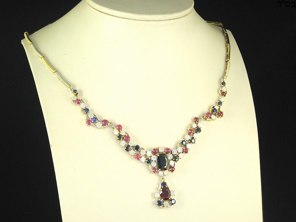 13.30 Carat Yellow Gold Diamond Ruby Sapphire Necklace In New Condition For Sale In Antwerp, BE