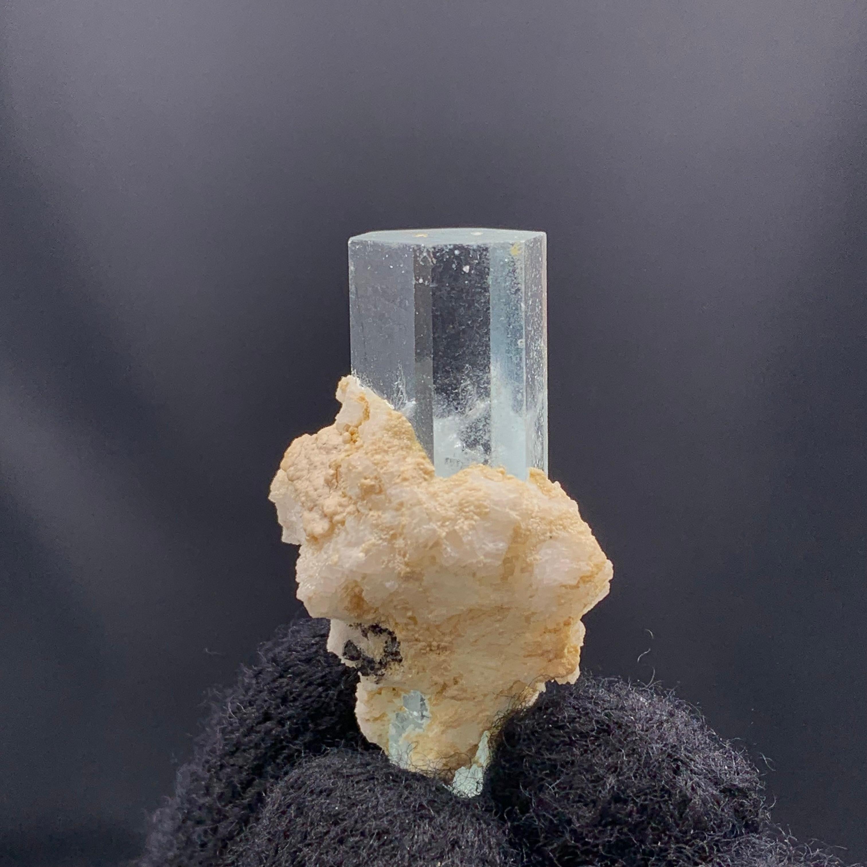 13.30 Grams Aquamarine Crystal On Albite From Pakistan In Good Condition For Sale In Peshawar, PK