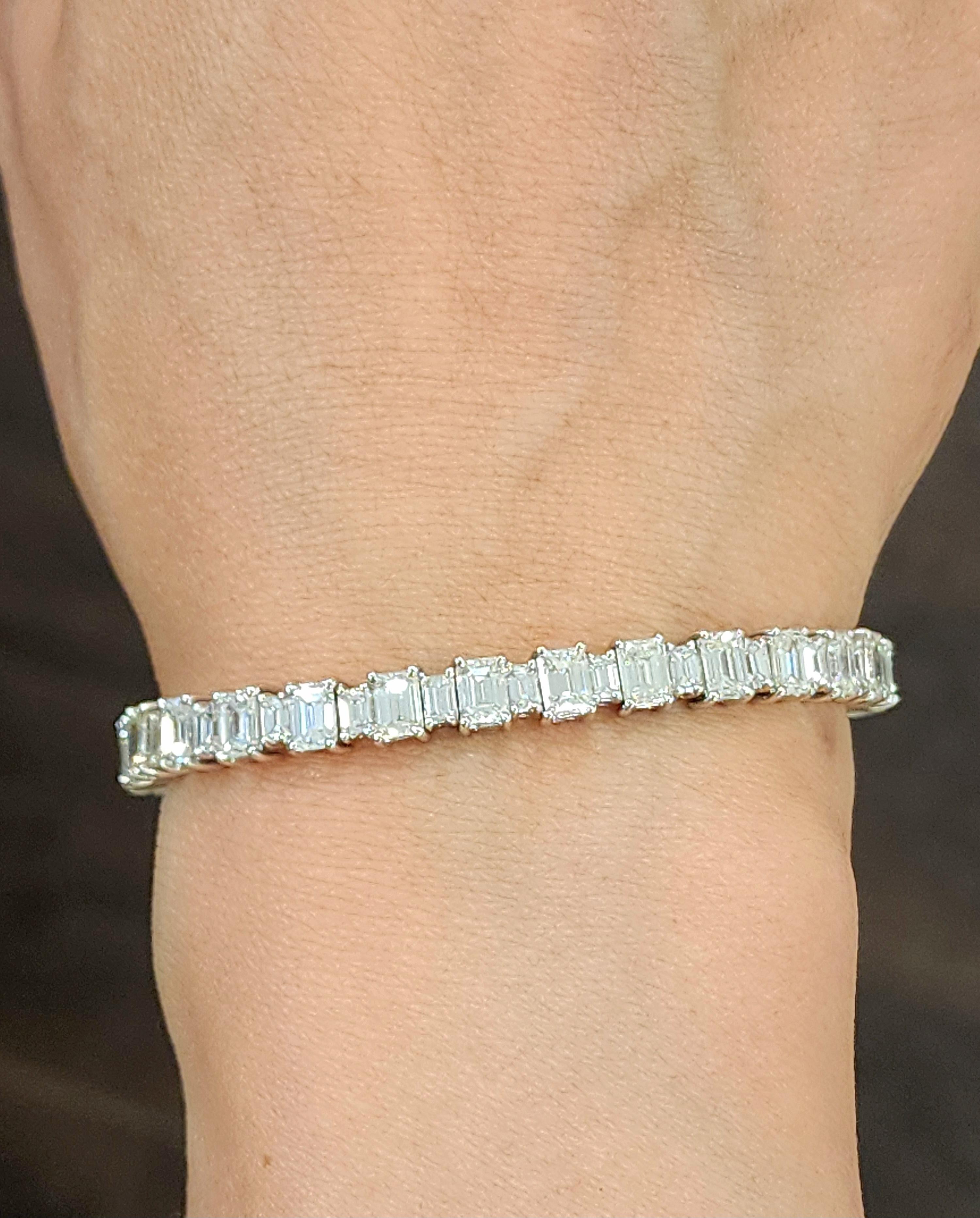 Moderno Bracciale con diamanti taglio smeraldo e baguette da 13,31 carati - Platino in vendita