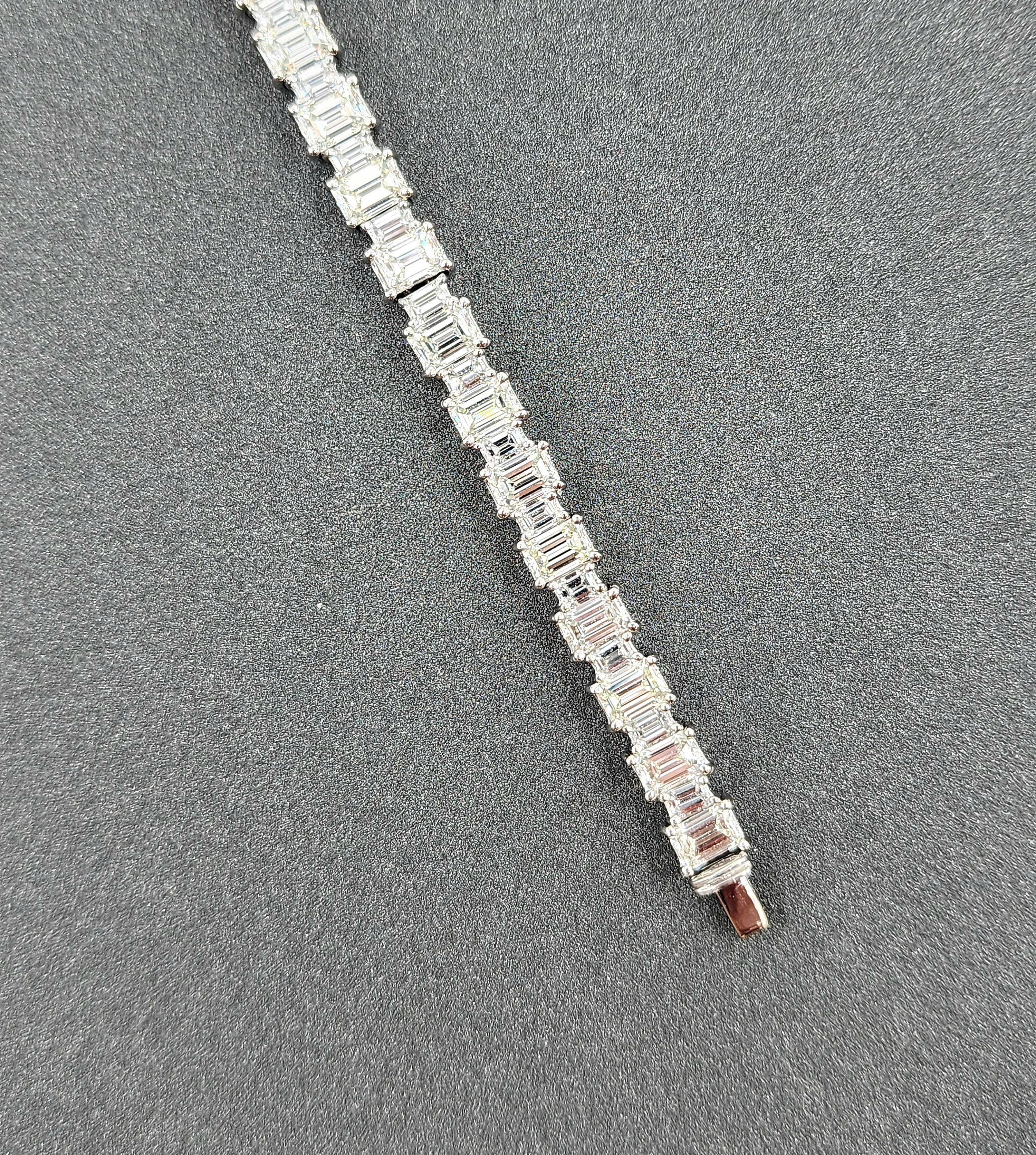 Bracciale con diamanti taglio smeraldo e baguette da 13,31 carati - Platino In condizioni Nuovo in vendita a Chicago, IL