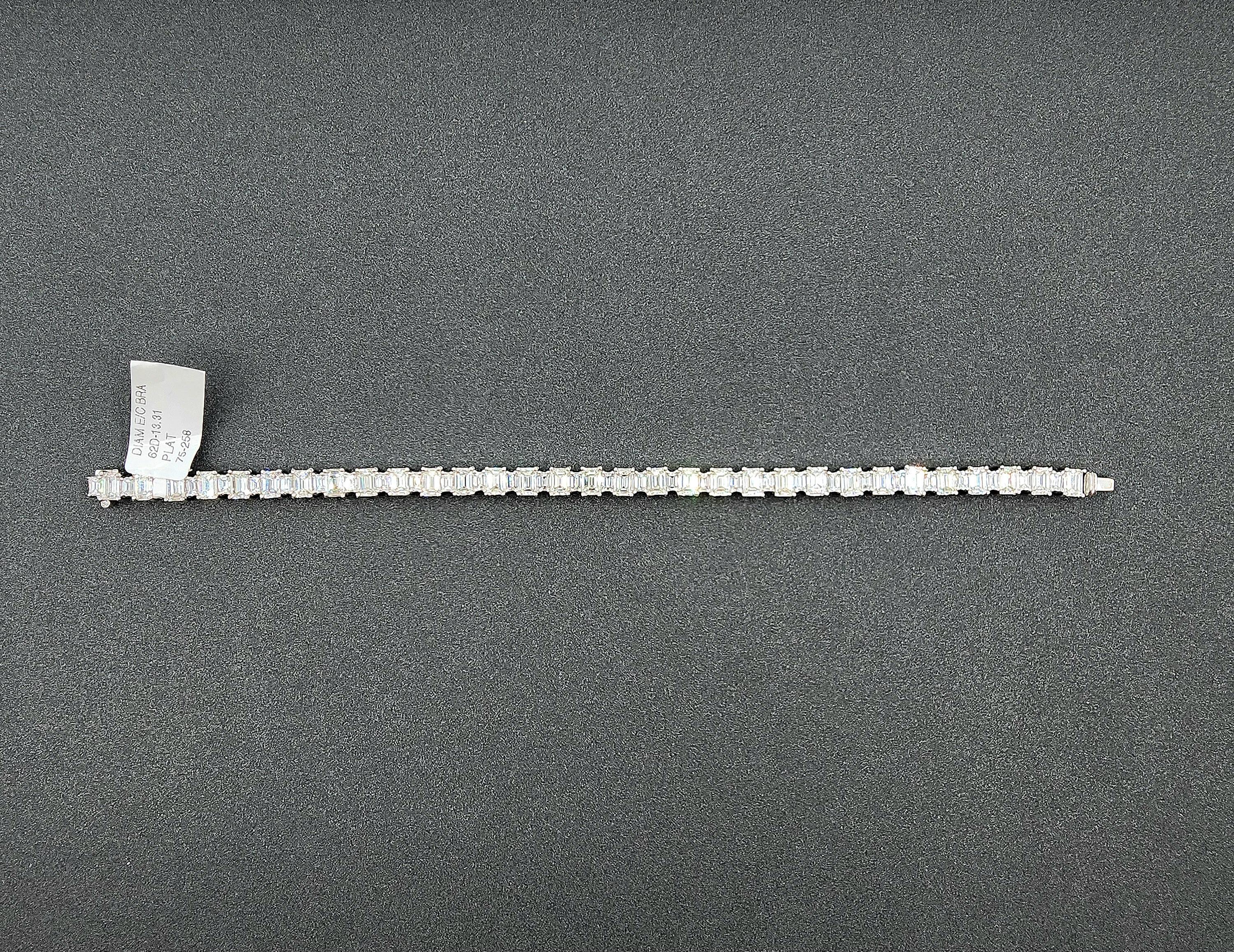 Bracciale con diamanti taglio smeraldo e baguette da 13,31 carati - Platino in vendita 1