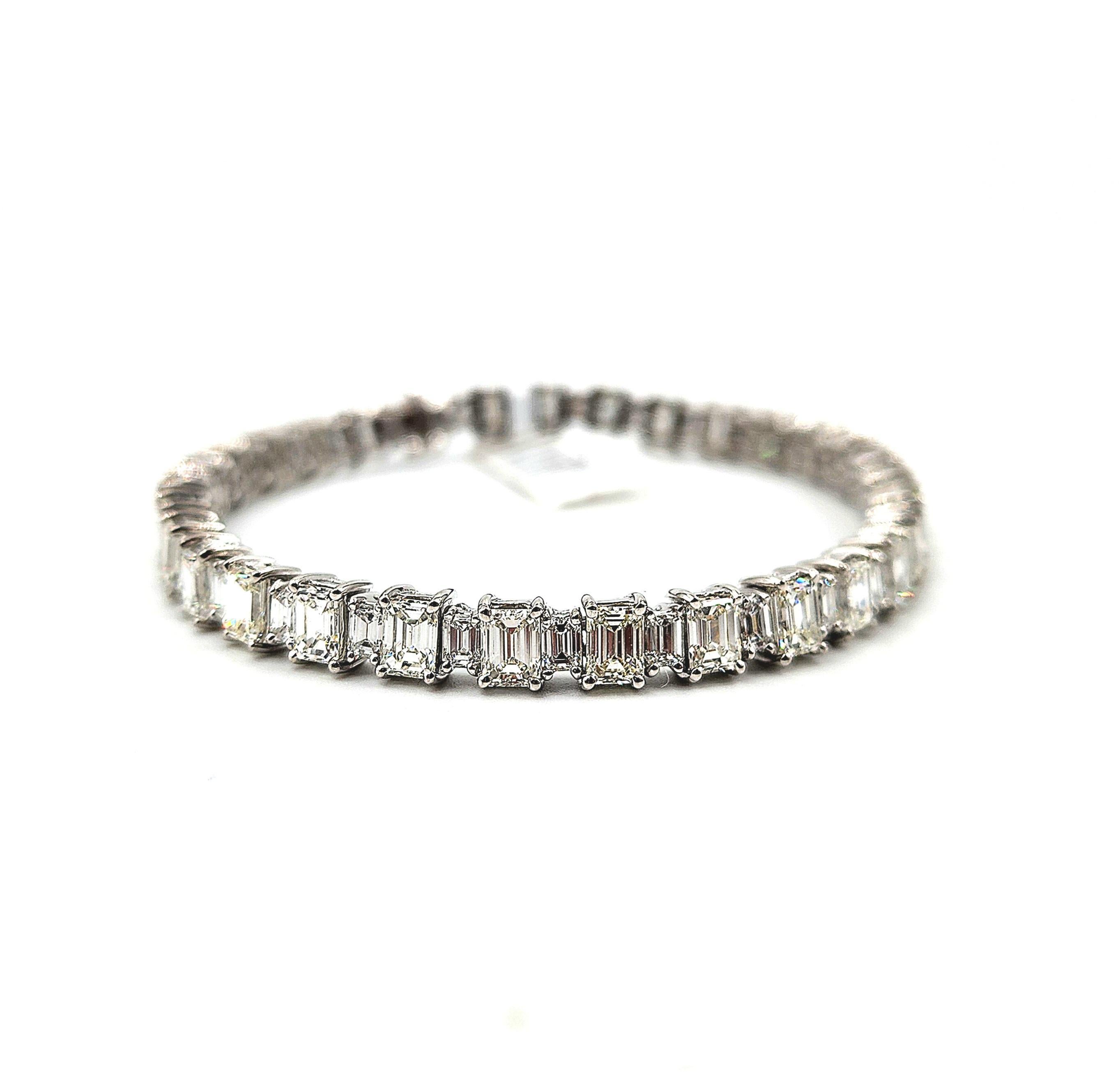 Bracciale con diamanti taglio smeraldo e baguette da 13,31 carati - Platino in vendita 2