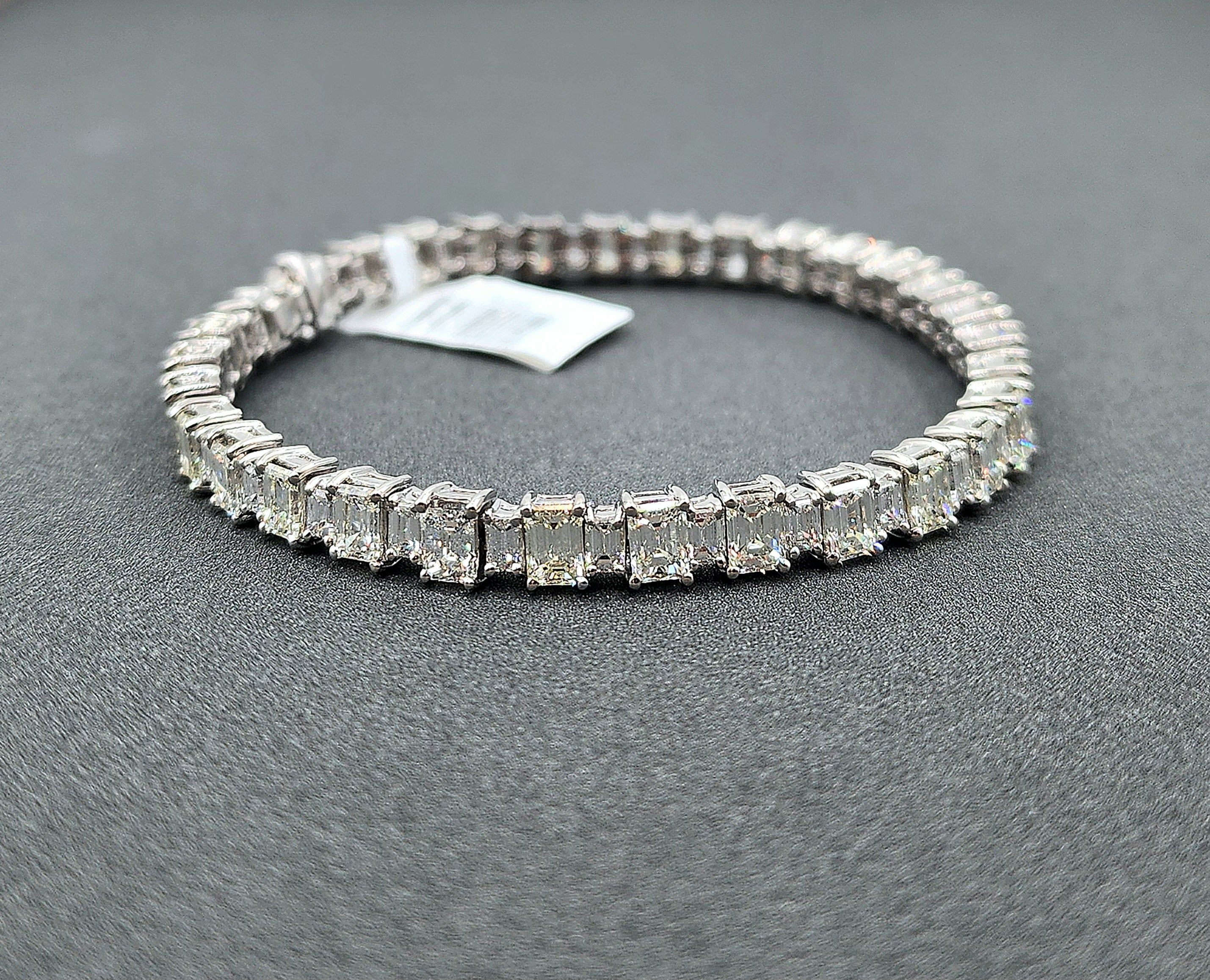 Pulsera de diamantes talla esmeralda y baguette de 13,31 ct - Platino